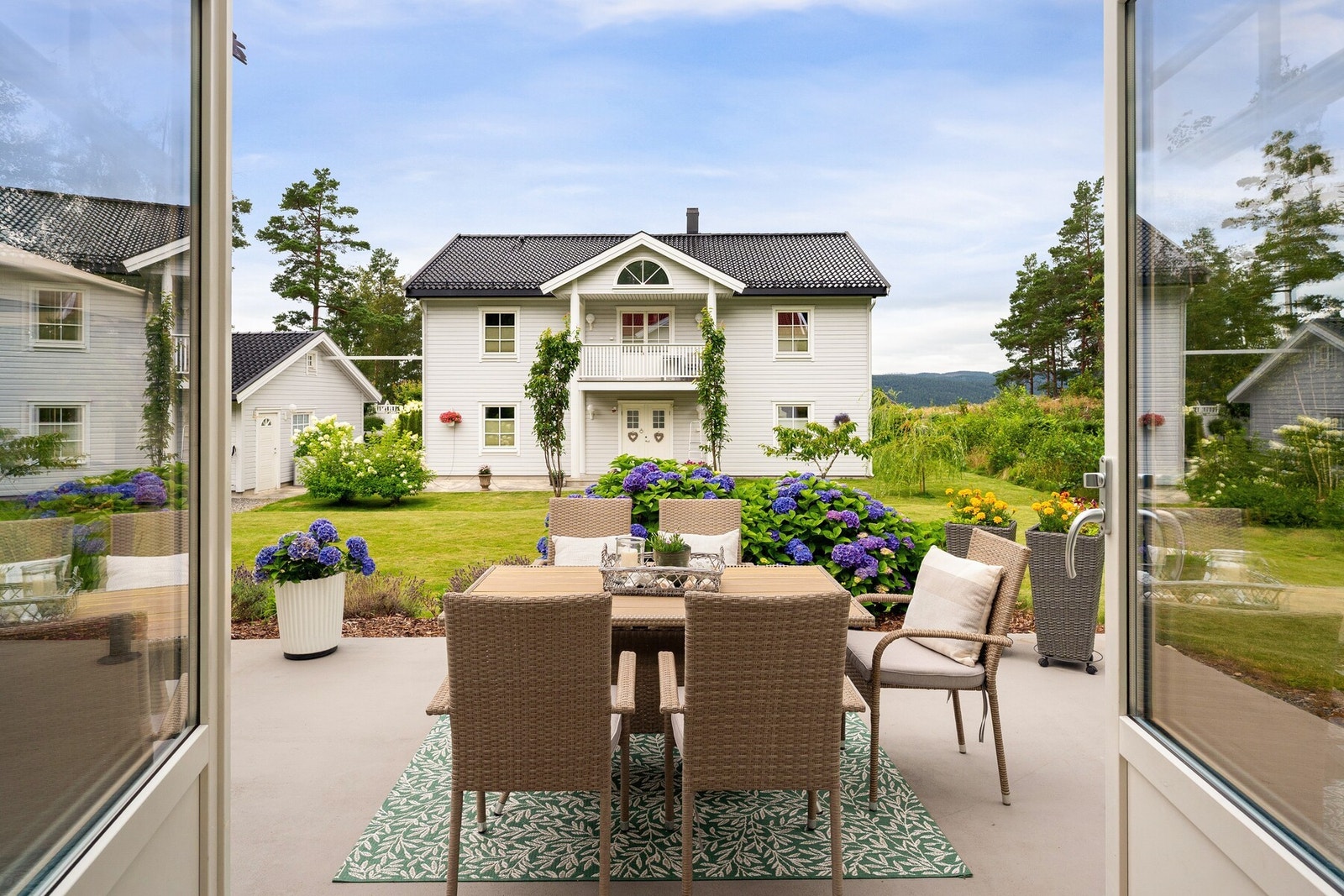 Flotte doble dører ut mot terrassen, og gjør at stuen virker dobbelt så stor på fine dager Galleribilde