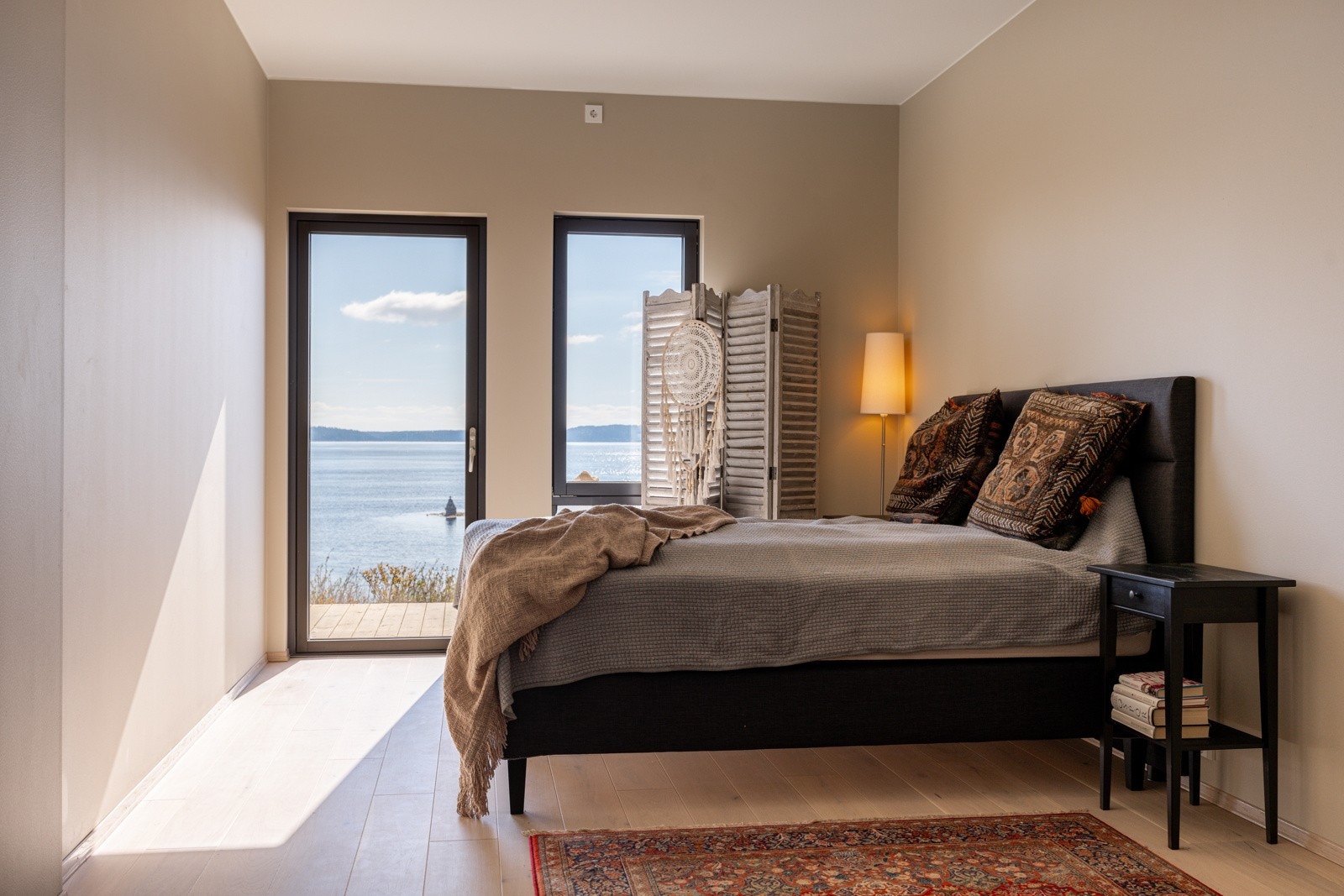 Luftig hovedsoverom med god plass til dobbeltseng og nattbord på sidene. Galleribilde