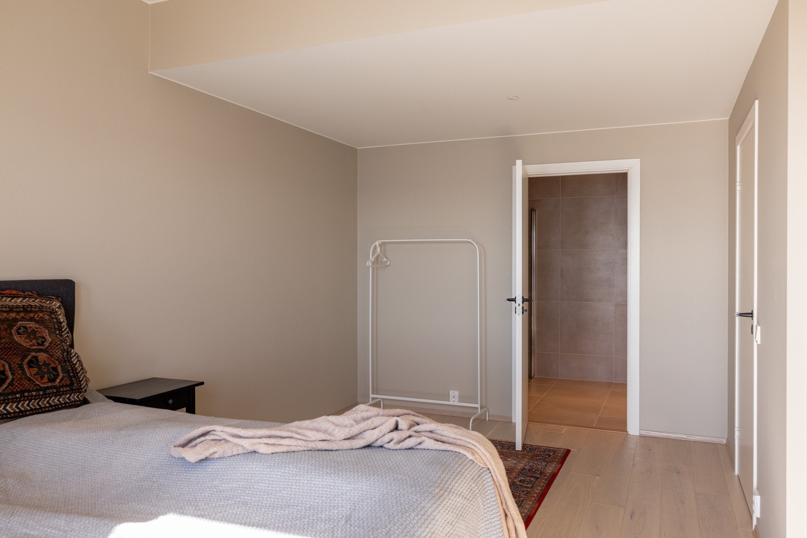 Den gode størrelsen gir plass til gode garderobeløsninger. Hovedsoverommet er direkte tilknyttet privat bad. Galleribilde