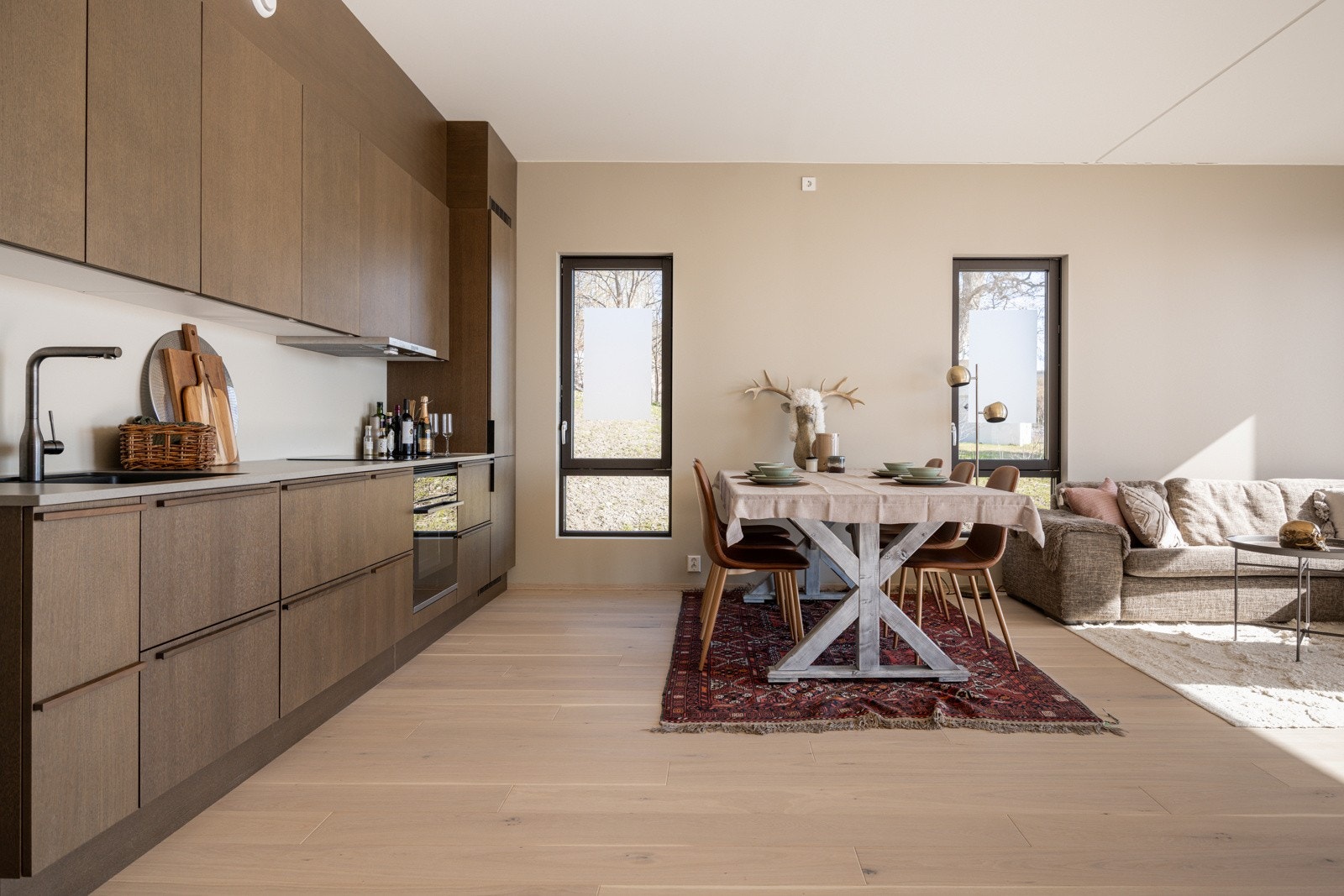 Gulv med énstavs eikeparkett og det oppvarming med vannbåren varme. LED grepslist integrert i underkant av overskap. Benkeplate: Laminat type Betong, 2cm tykkelse med rett framkant. Galleribilde