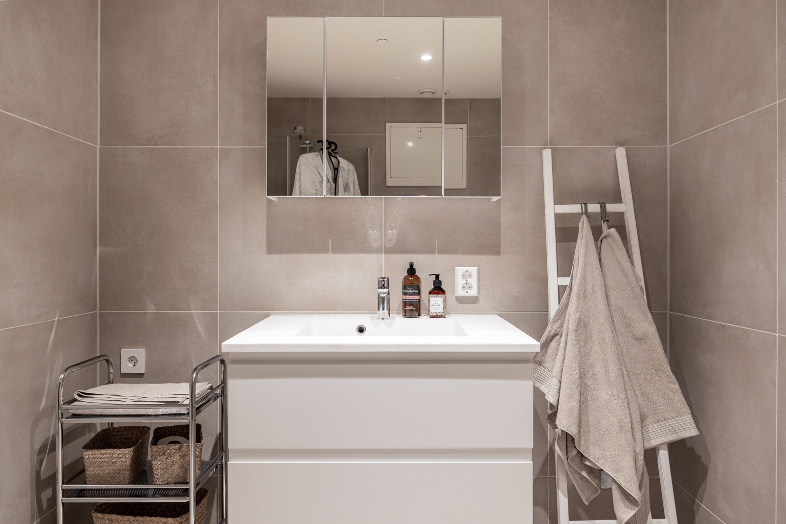 Ensuite bad av god størrelse med moderne innredning. Galleribilde