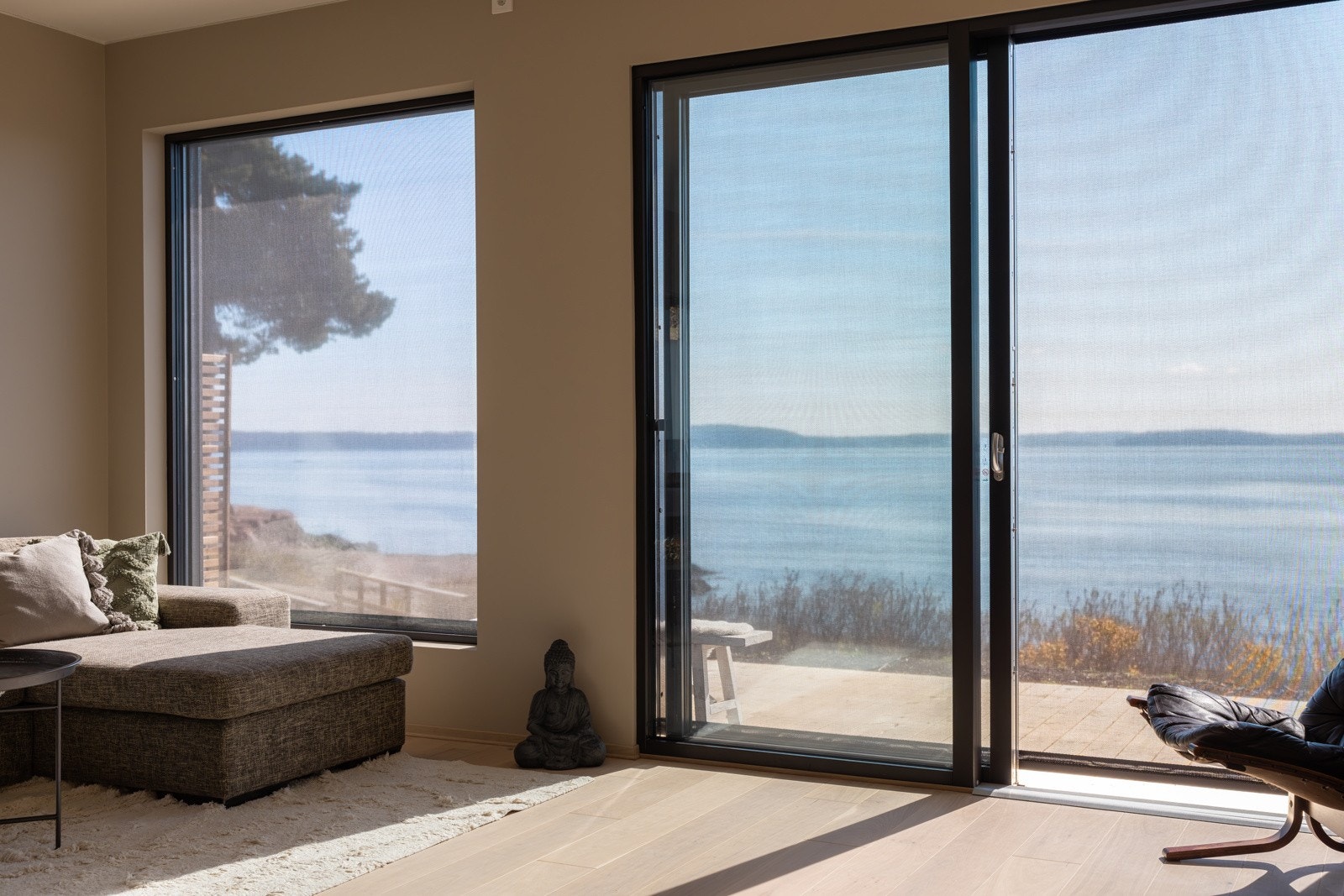 Screens på vinduene sørger for beskyttelse for sollys og begrenser innsyn, uten at det påvirker den gode utsikten. Galleribilde