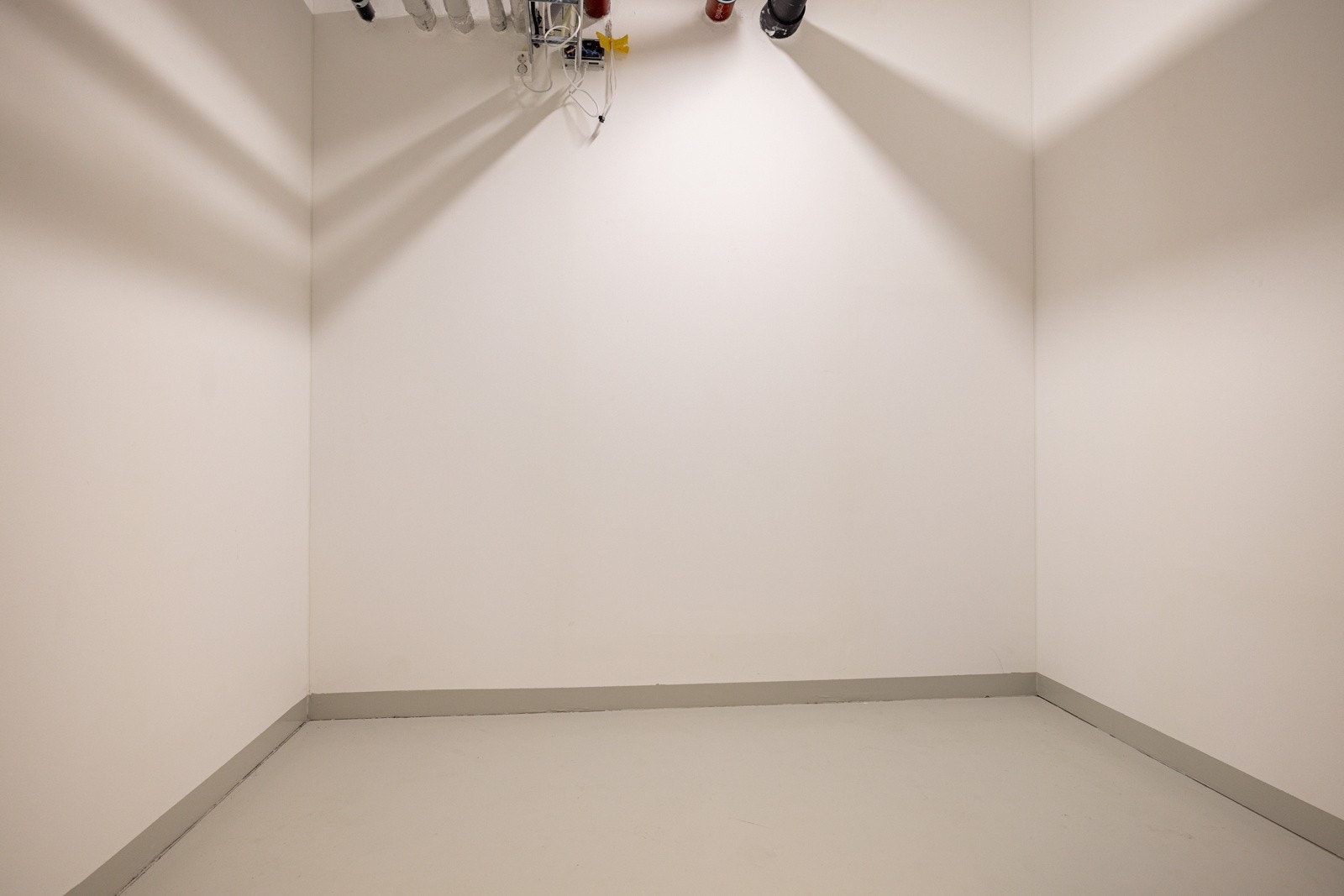 Bod/omklednindsrom i boligen. I tillegg medfølger bod i samme etasje på ca. 8m2 og en bod i garasje på ca. 5,4m2. Galleribilde