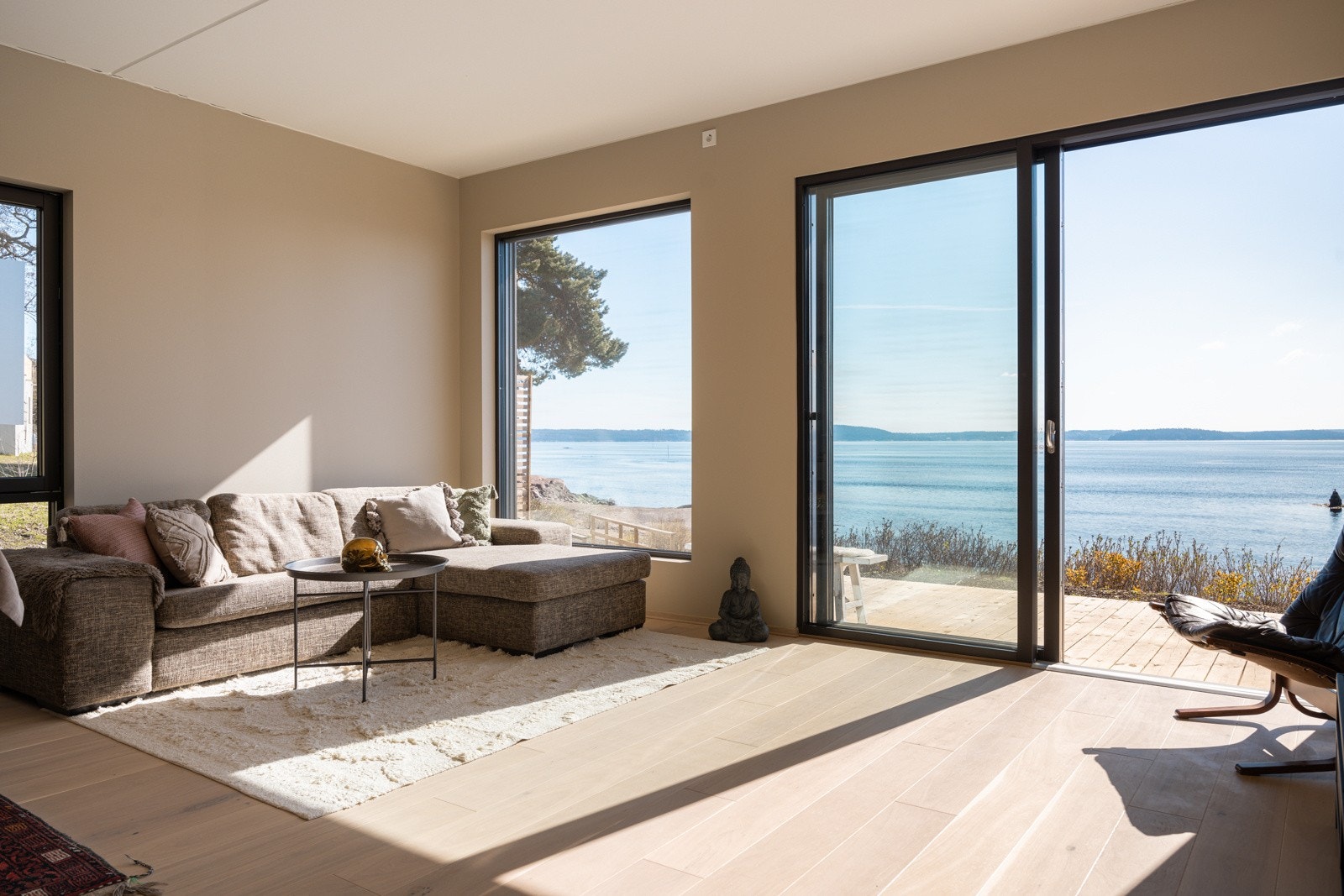 Utstrakt bruk av høykvalitetsmaterialer med delikat utførelse. Takhøyde i stuen mål til 2,77m. Galleribilde