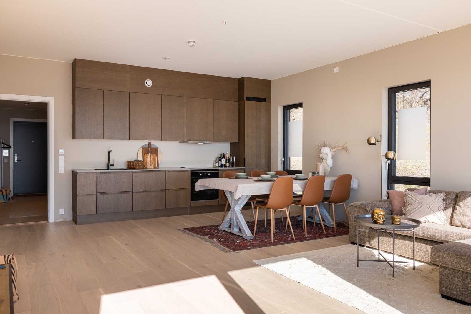 Åpen planløsning med god plass til spisegplass og sofagruppe. Galleribilde