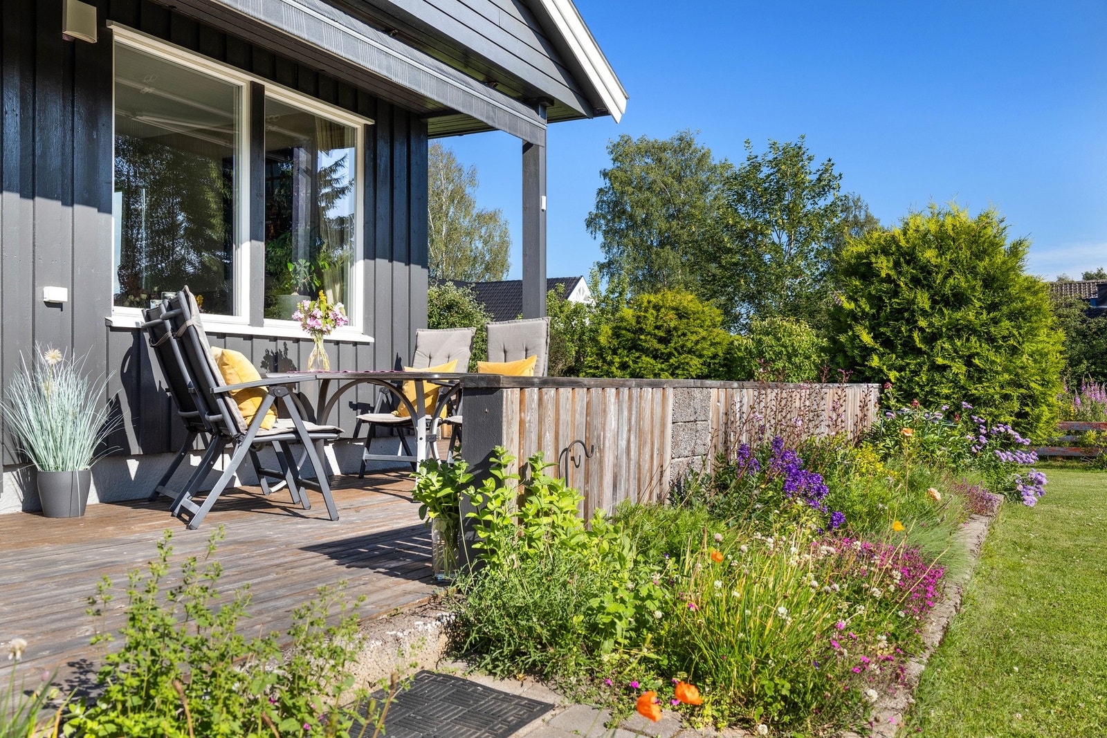 Terrasse med god plass til sittemøbler, grill og annen innredning. Galleribilde