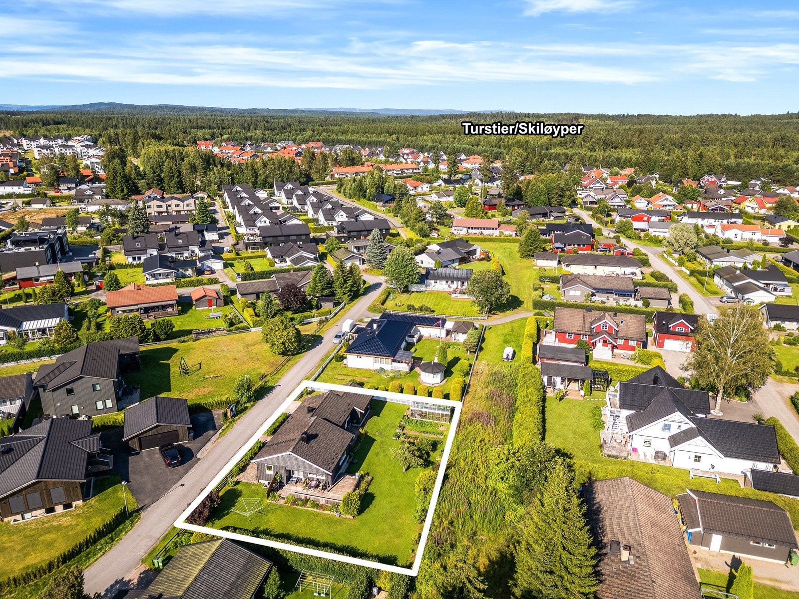 Det er flotte turstier i umiddelbar nærhet. Her er det også skiløyper om vinteren. Galleribilde