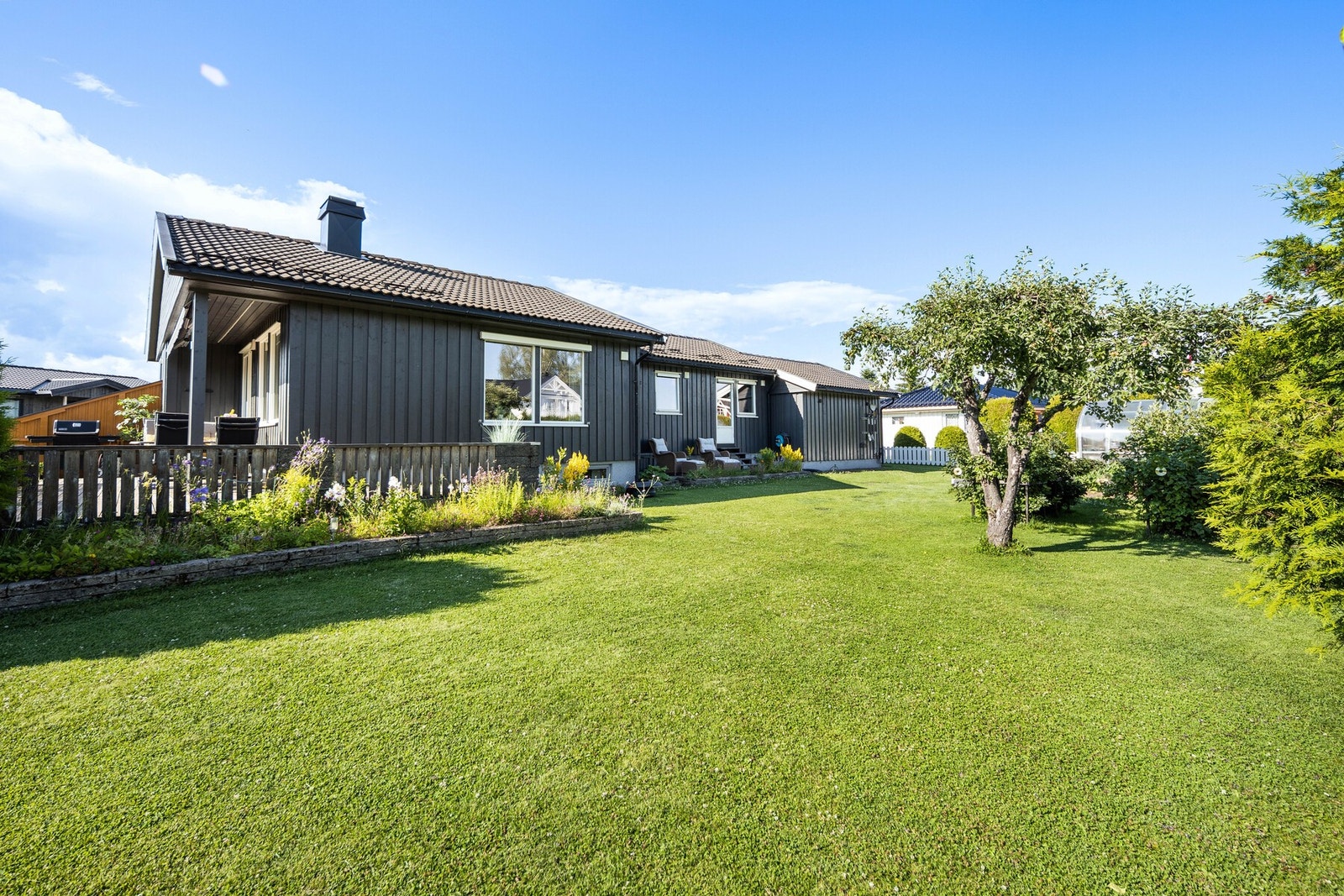 Meget romslig og pent opparbeidet sørvendt hage med lite innsyn. Galleribilde