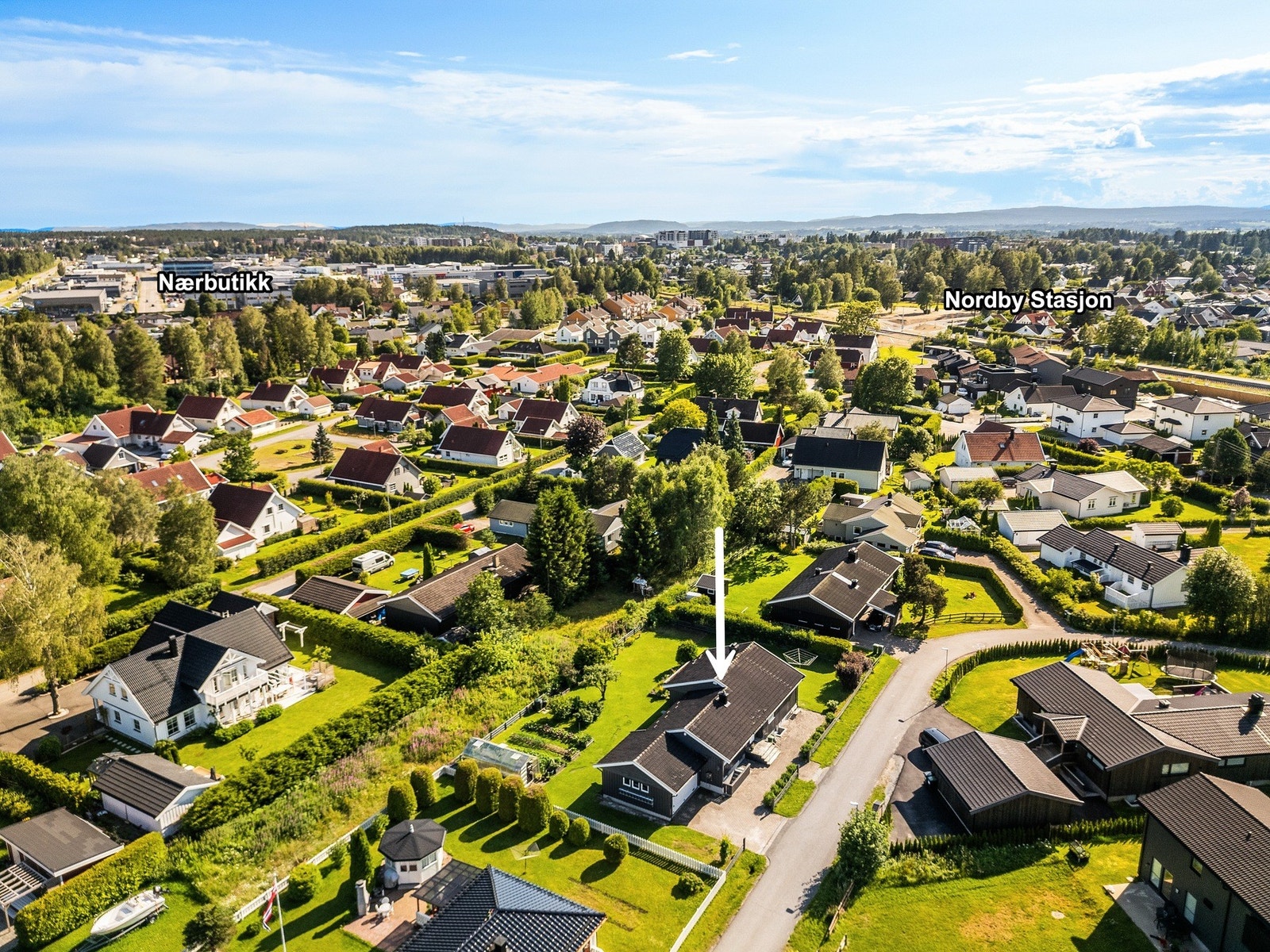Gode pendlermuligheter fra Nordby stasjon, med hyppige avganger langs Oslo-strekningen. Galleribilde