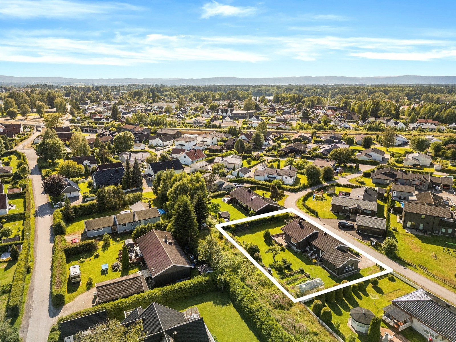 Boligen ligger i et trygt og barnevennlig boligområde med skjermet beliggenhet, uten gjennomgangstrafikk. Galleribilde