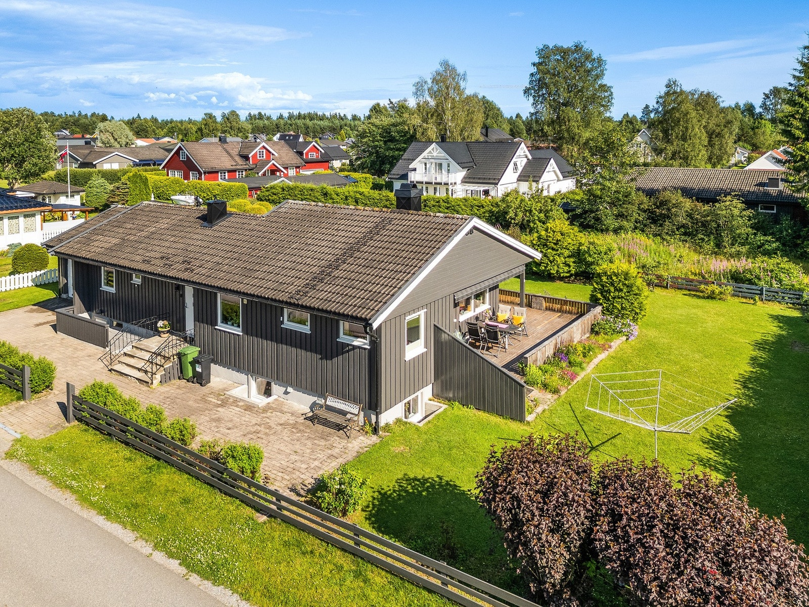 En innholdsrik og oppgradert familiebolig med ettertraktet beliggenhet på Nordbymoen. Galleribilde
