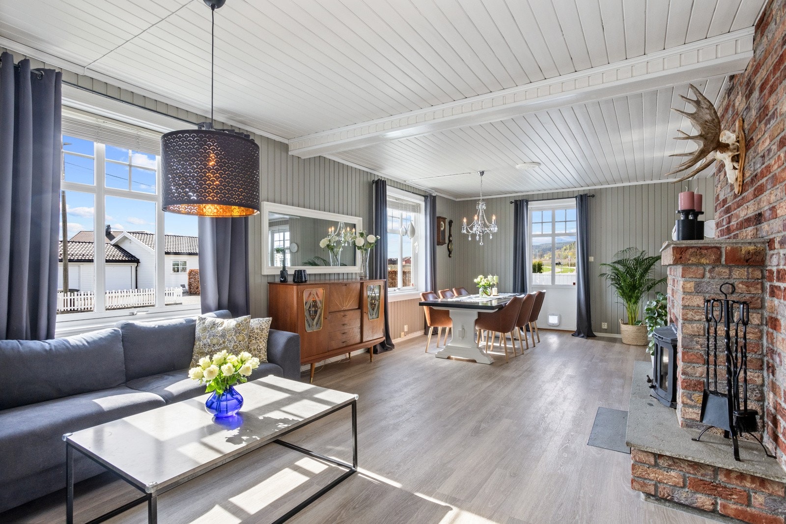 Stor stue og spisestue med vindusflater som slipper inn godt med naturlig lys Galleribilde