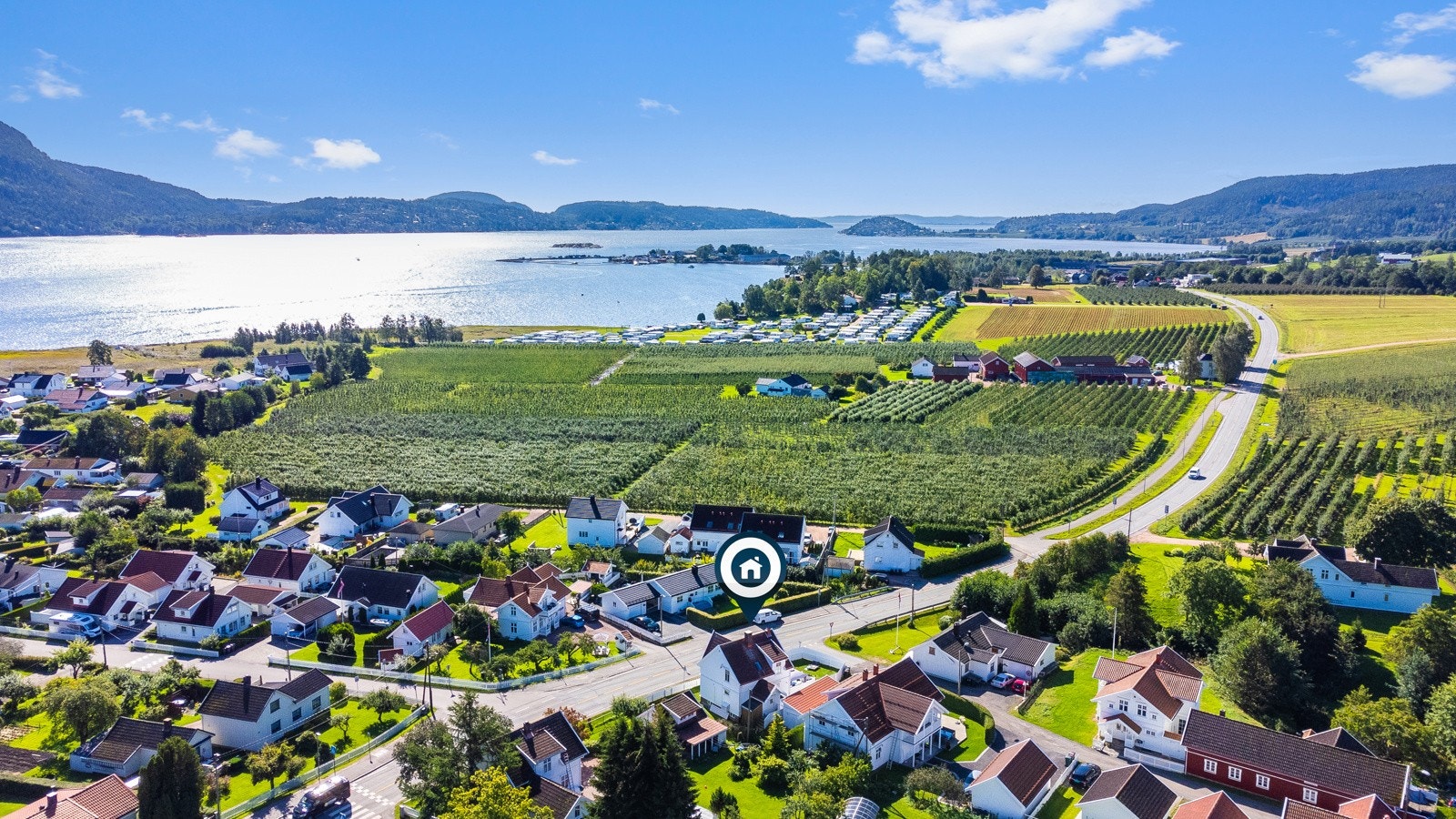 Eiendommen ligger nær sjøen med kort vei til flott rekreasjonsområde på idyllisk Batteriøya og Trulsestranda. Nydelig kyststi med flotte turmuligheter og aktivt båt- og badeliv på sommerstid Galleribilde