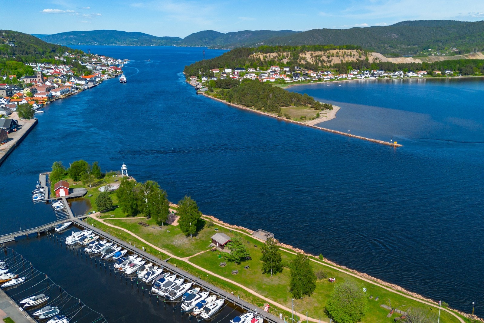 Svelvikferja går mellom svelvik sentrum og verket. Verket er annerkjent for en meget god plass for kiting Galleribilde