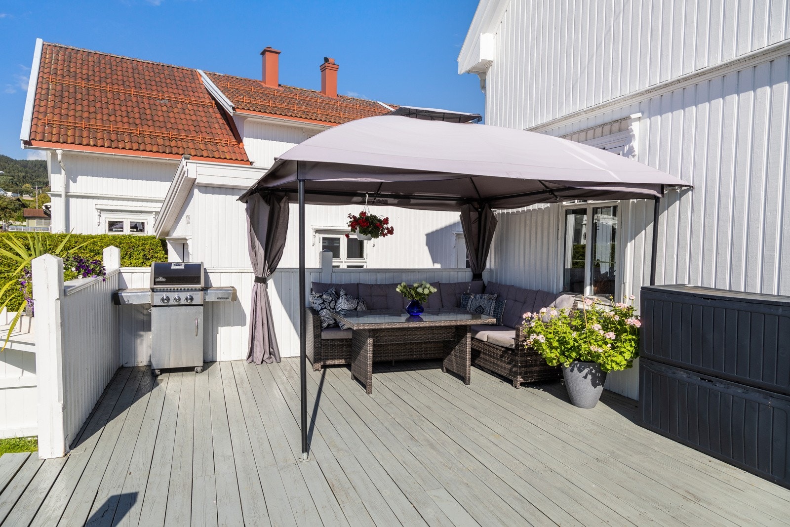 Terrassen er meget solrik og på 32 m2. Her er det god plass til lounge- og utemøblement og grill Galleribilde