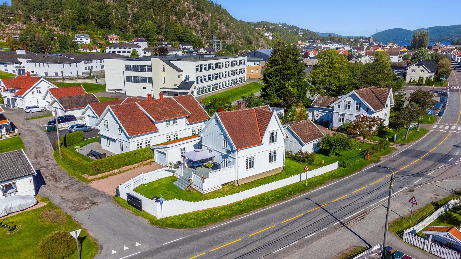 Flat tomt som er opparbeidet med singlet gårdsplass, plenarealer og diverse beplantning. Terrasse på siden av boligen mot sydvest. Nytt og flott gjerde som omkranser eiendommen Galleribilde