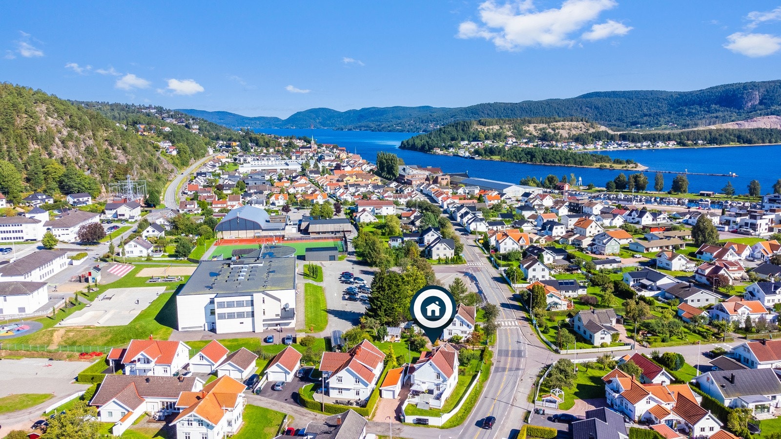 Kort spasertur til koselige Svelvik sentrum hvor en finner de fleste fritidstilbud, herunder dagligvarebutikk, kjøpesenter, vinmonopol og offentlige tjenester Galleribilde
