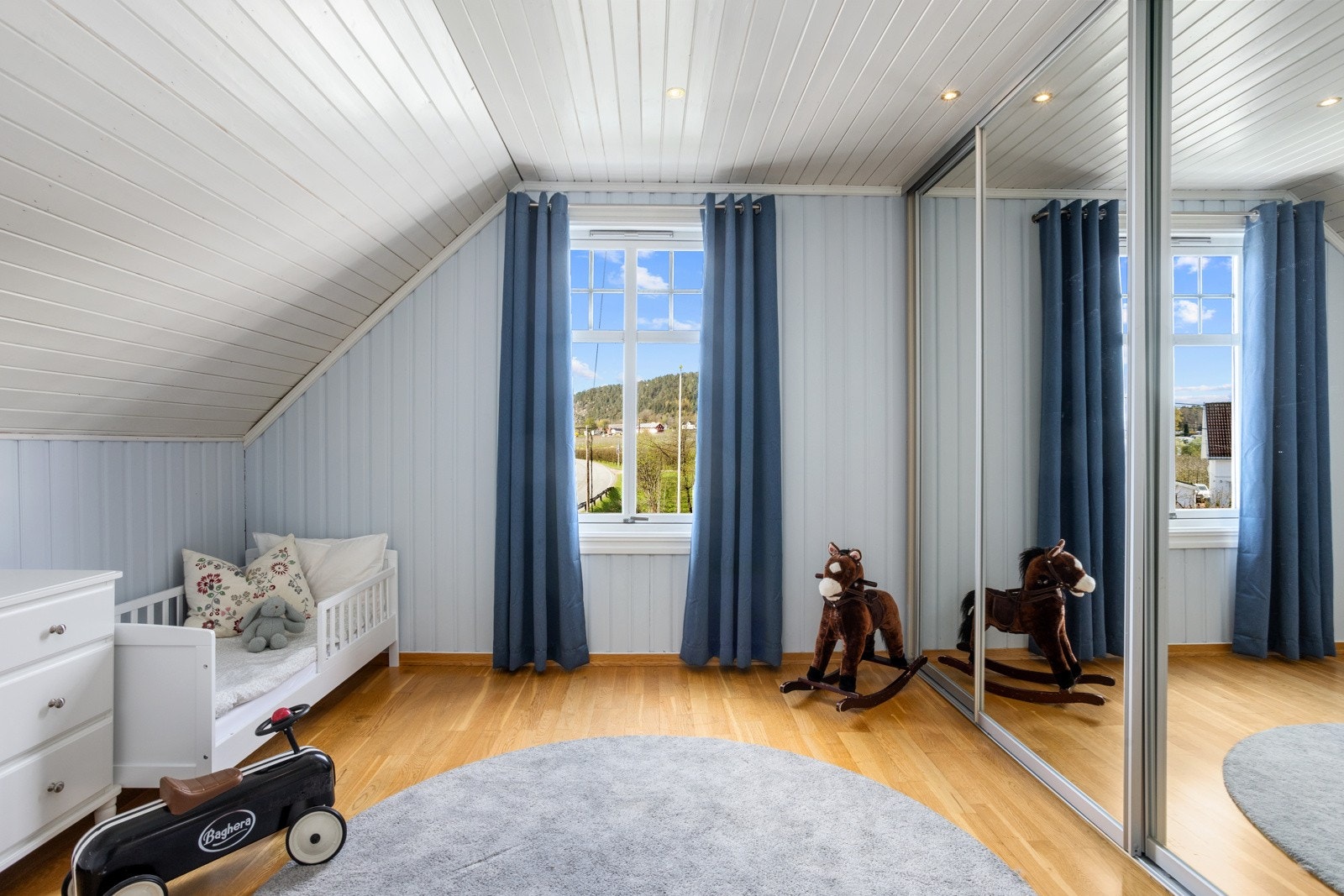 Her er det etablert en stor skyvedørsgarderobe med speil Galleribilde