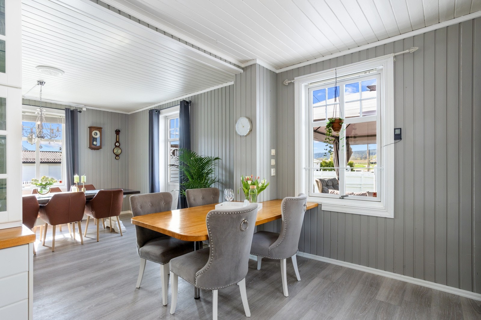 Halvintegrert kjøkkenøy som funger som en koselig spiseplass og soneinndeler mellom kjøkkenet og stuen Galleribilde