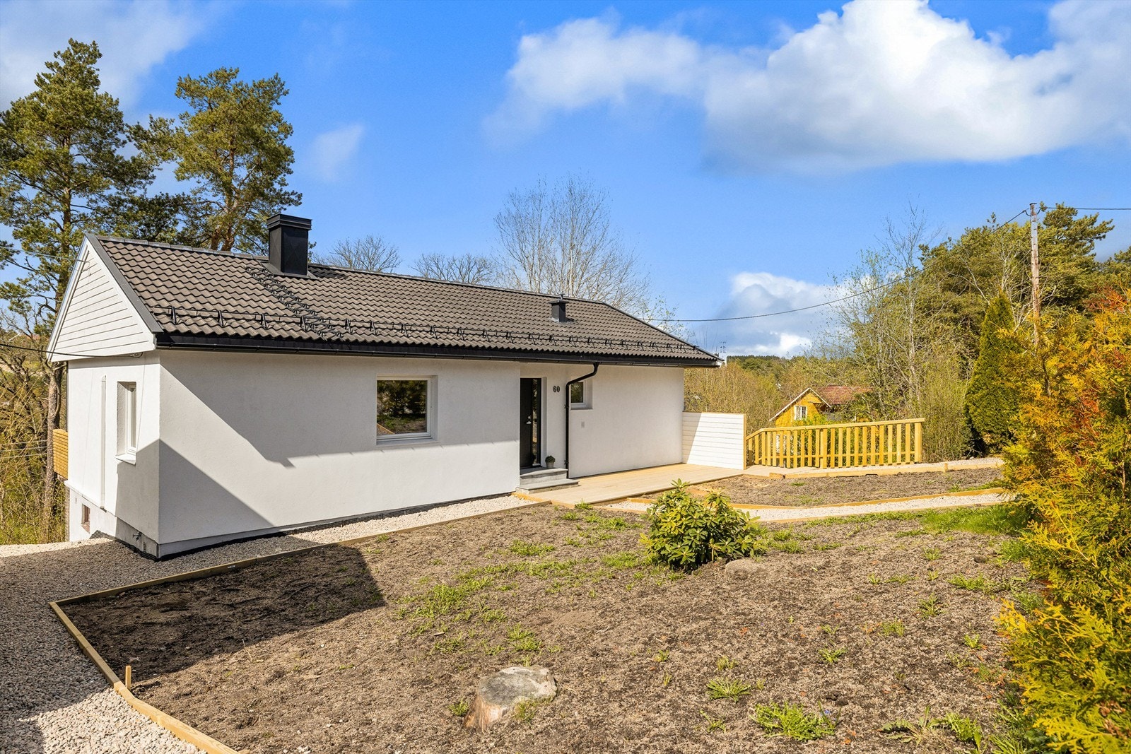 Ny platting er anlagt på inngangssiden og solfylt første del av dagen. Galleribilde