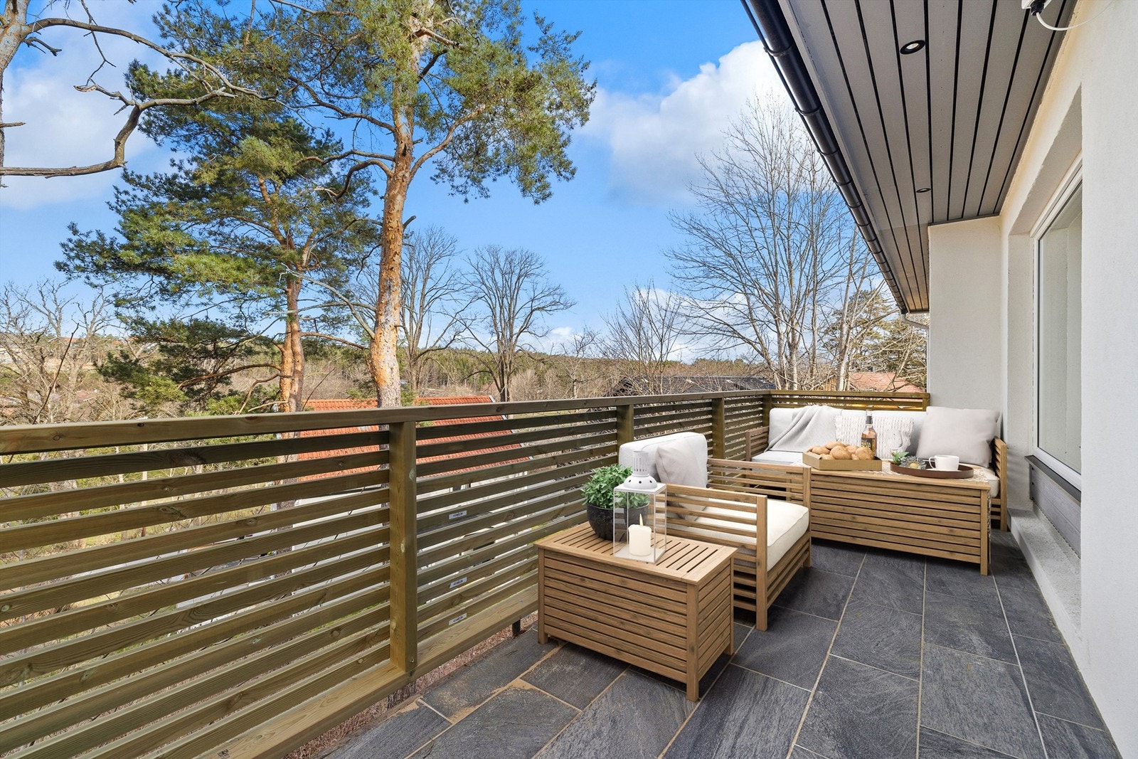 På boligens vestvendte balkong kan du sommerstid få med deg ettermiddags- og kveldssolen i svært fredelige omgivelser. Bildet er digitalt møblert. Galleribilde