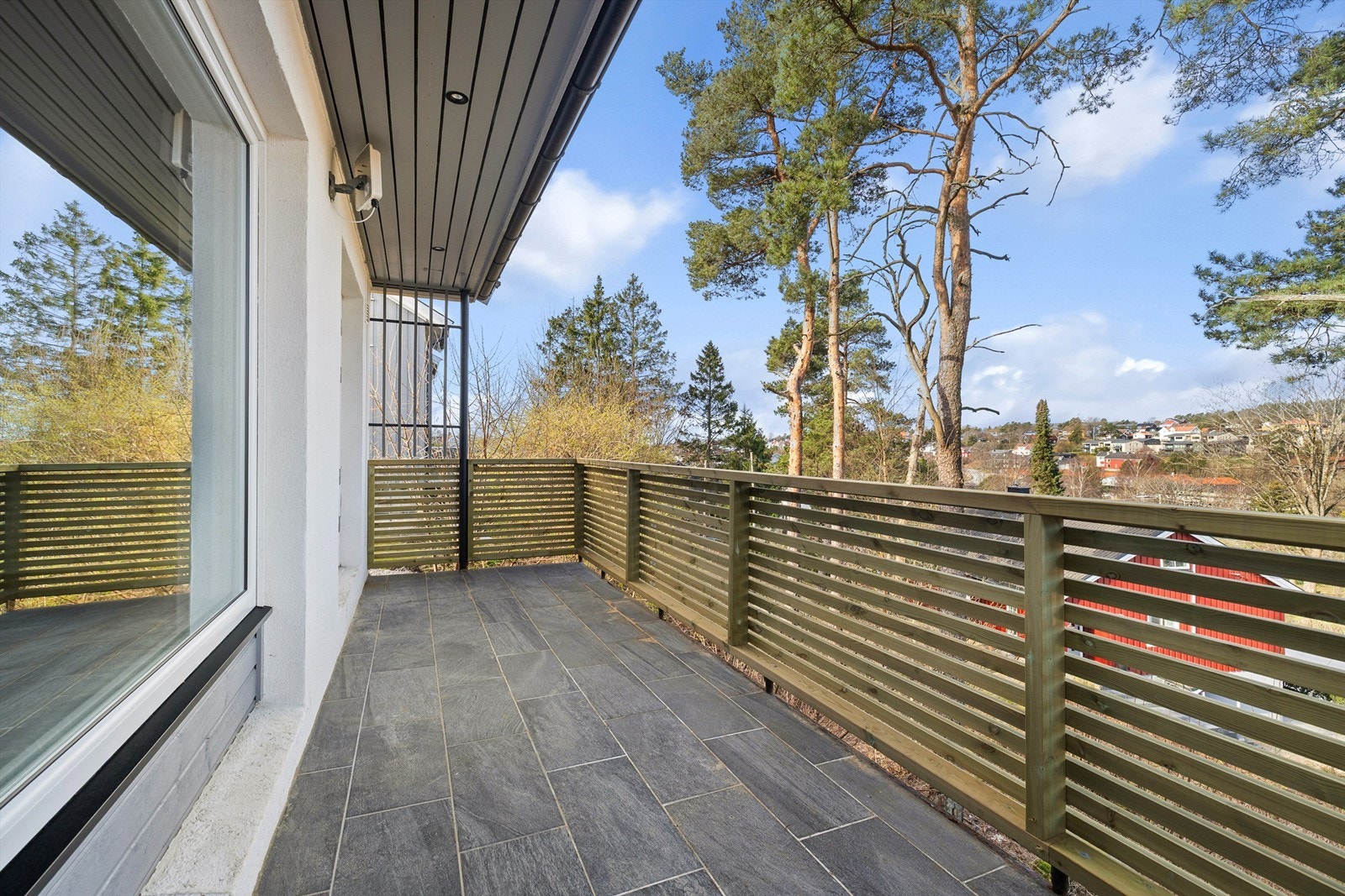 På balkongen sees utsyn til blant annet Fredrikstadmarka og Trara. Nytt spilerekkverk er oppført i impregnert treverk. Galleribilde