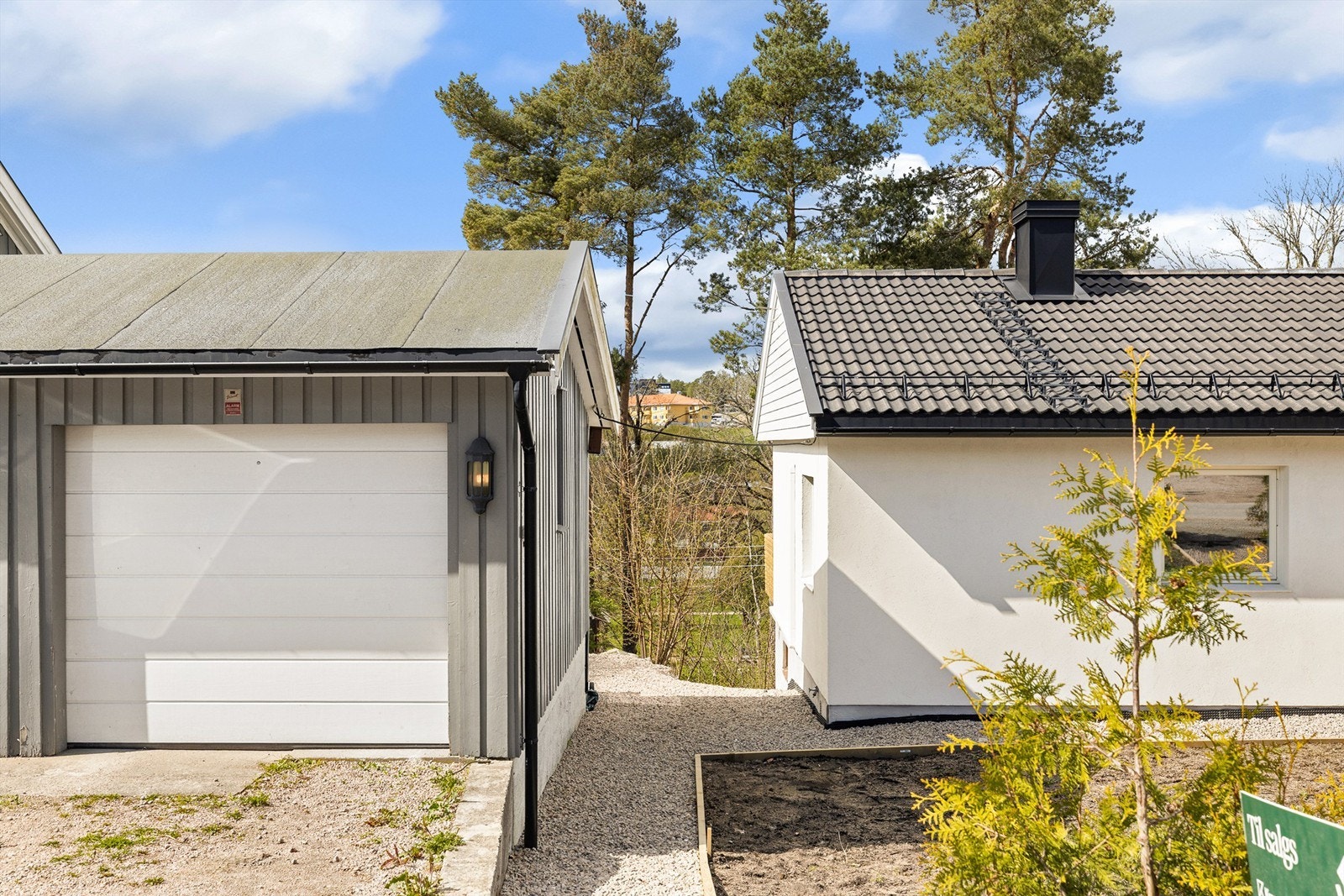 Nye gangveier med gruset dekke er anlagt også fra hoveddelens inngangsparti til garasjen og gaten. Galleribilde