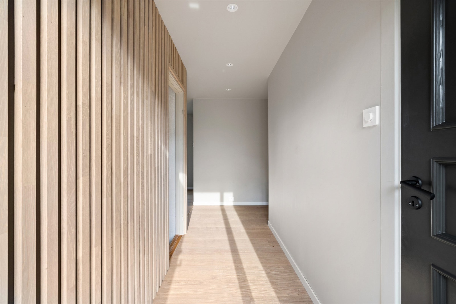 Med adkomst rett fra entreen er toalettrommet lett tilgjengelig, blant annet for besøkende. Galleribilde