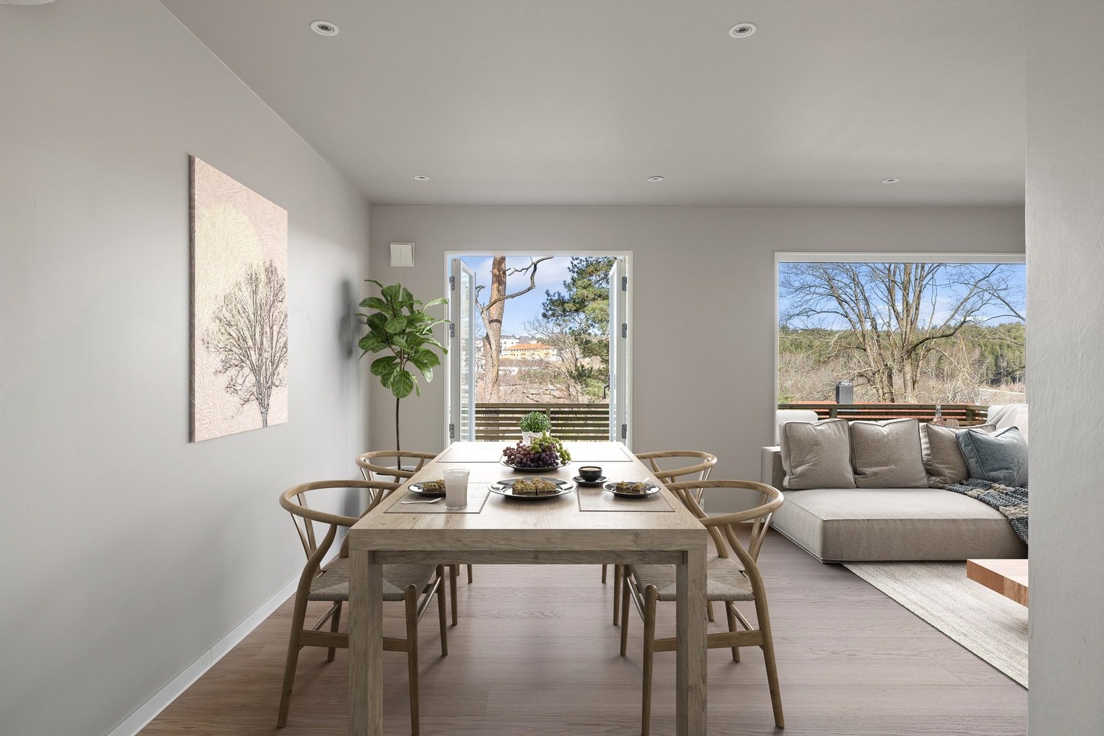 Store vindusflater mot vest fyller stuen med mye naturlig lys. Bildet er digitalt møblert. Galleribilde