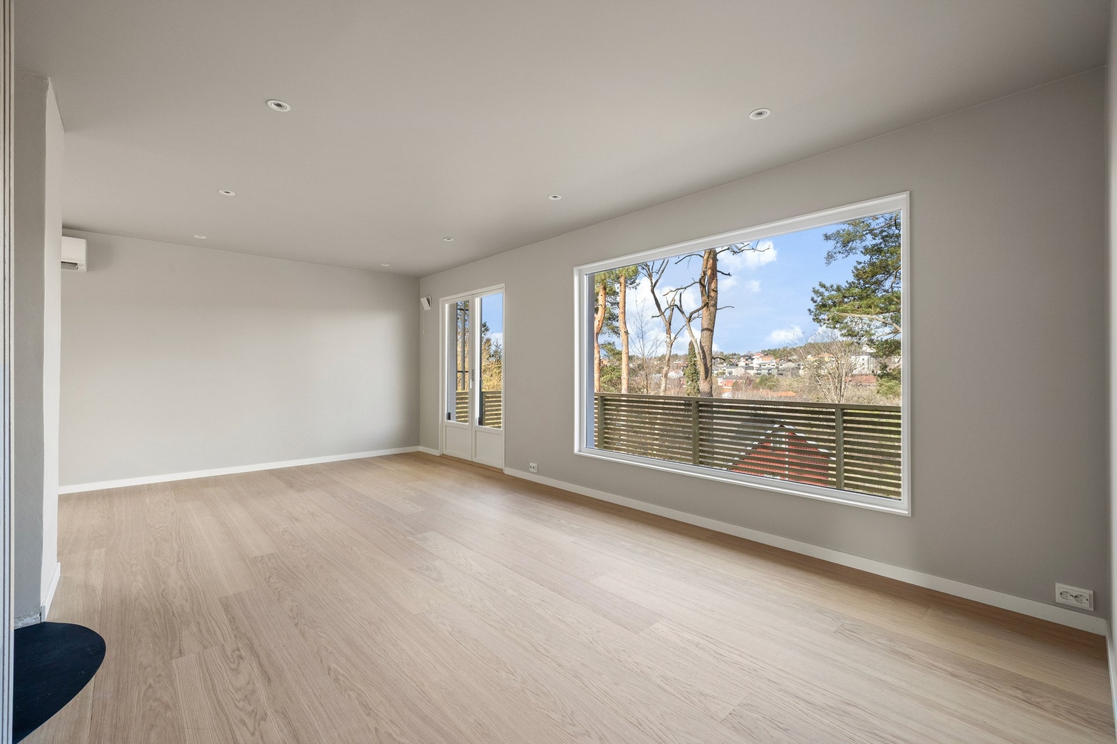 Innfelte spotter gir stuen jevn og effektfull belysning. Galleribilde