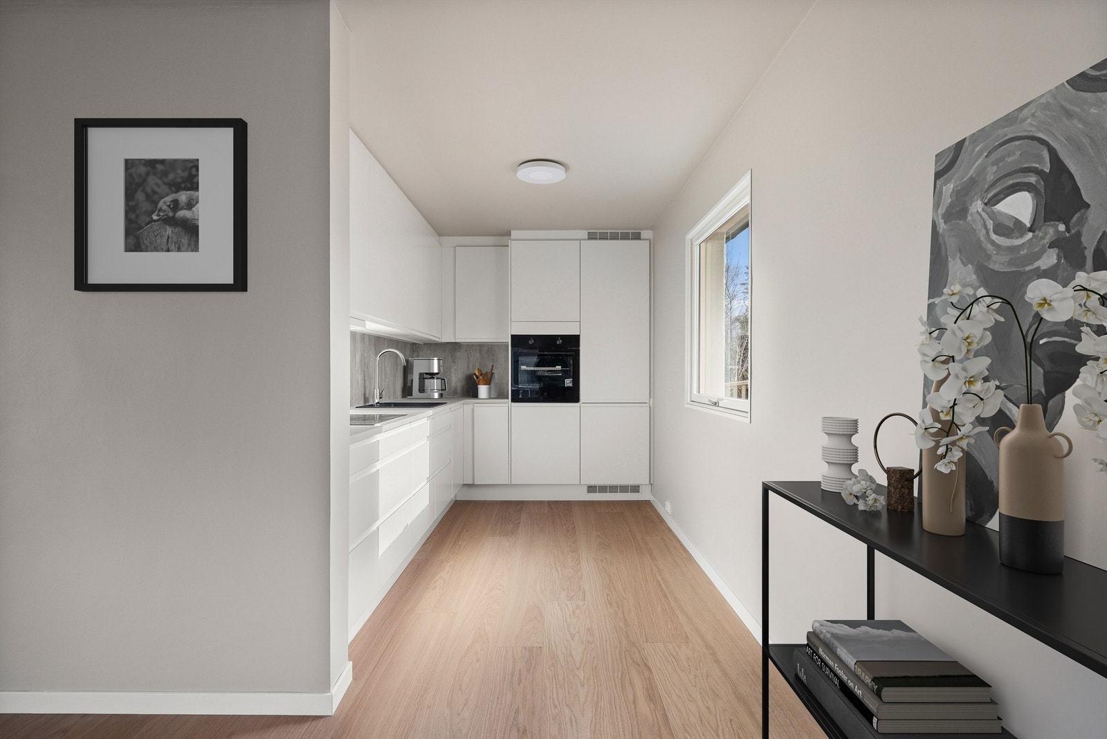 Kjøkkenet er oppgradert med ny innredning fra kvalitetsprodusenten Norema. Bildet er digitalt møblert. Galleribilde