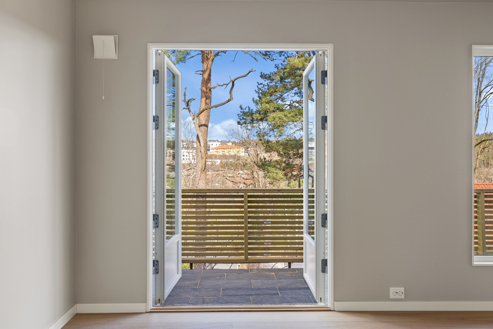 Både balkongdøren og de fleste av boligens vinduer er skiftet ut på 2000-tallet. Galleribilde