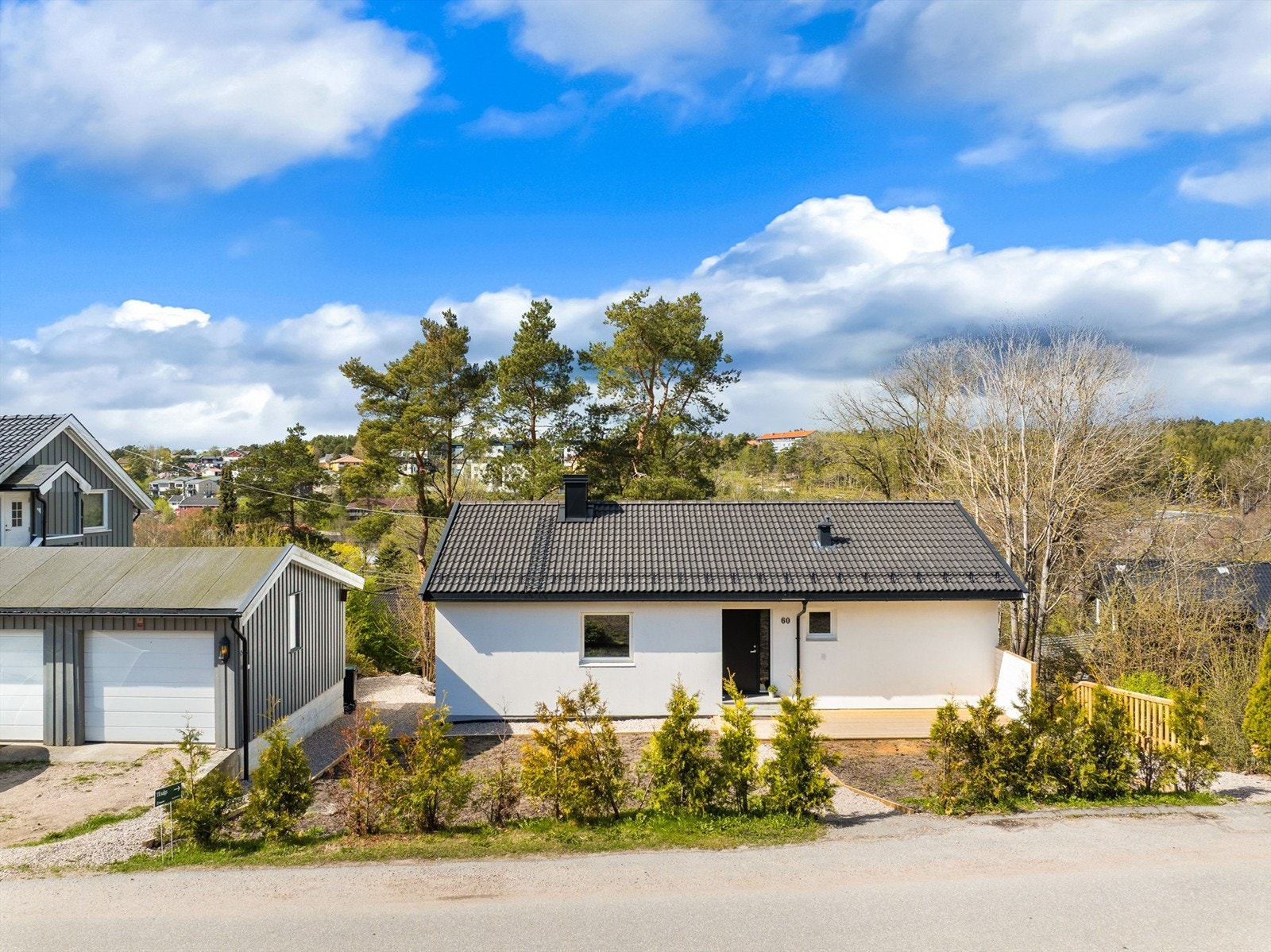 Eiendommen disponerer halvpart av garasje som deles med Fagerliveien 58. Galleribilde