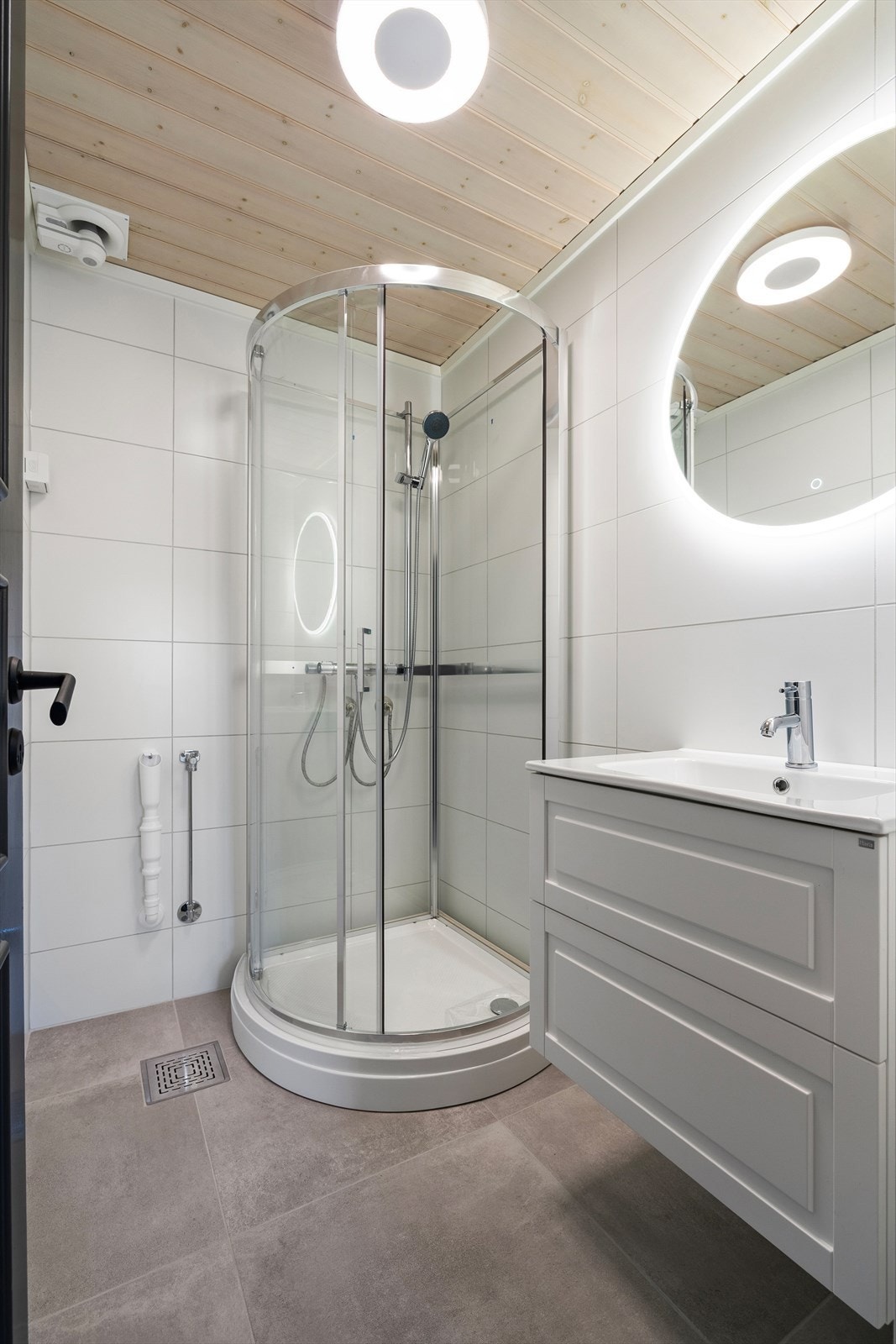 Badet er betydelig oppgradert, blant annet med nye overflater og nytt sanitærutstyr. Galleribilde