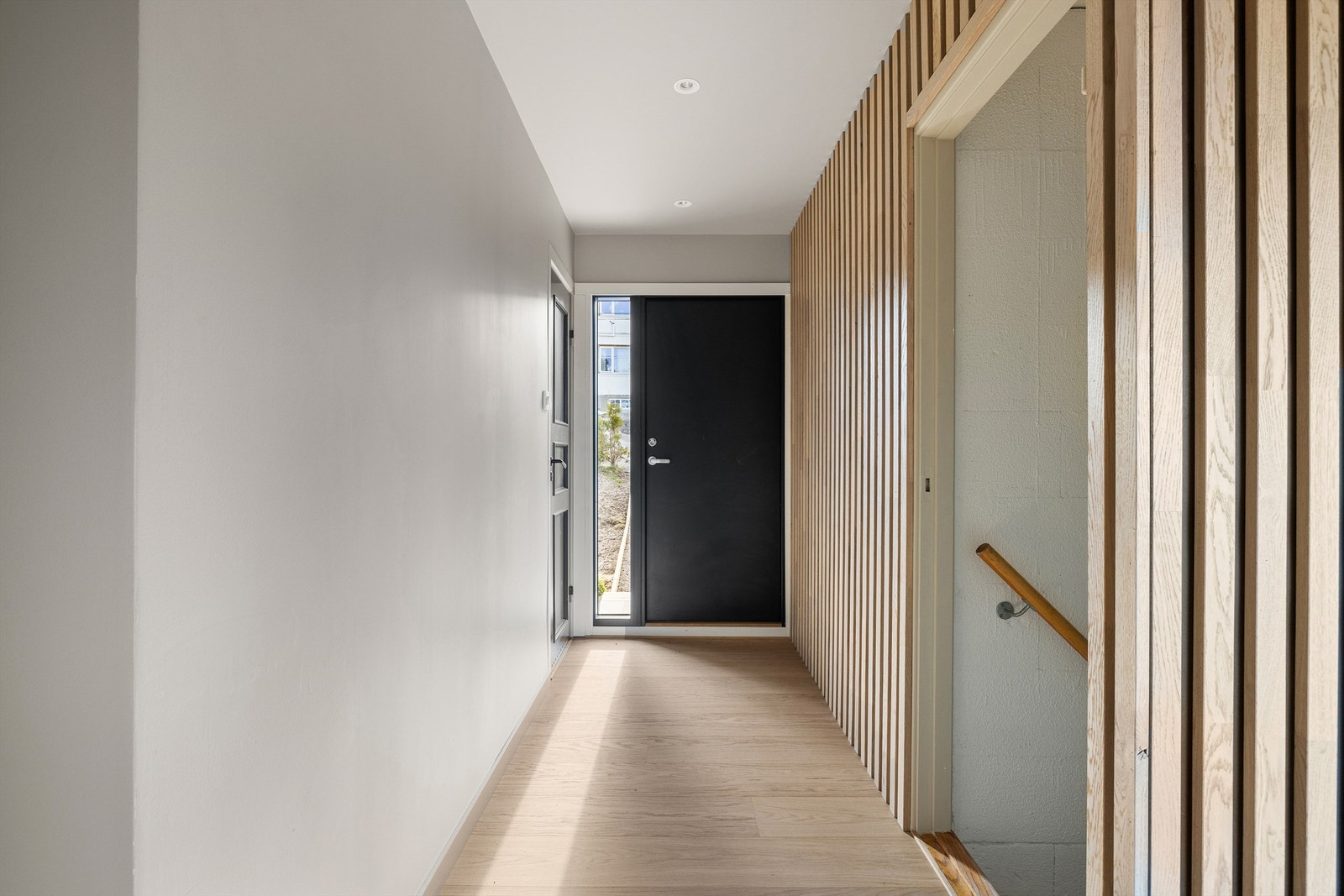 Til underetasjen er det adkomst både på innvendig og utvendig trapp. Galleribilde