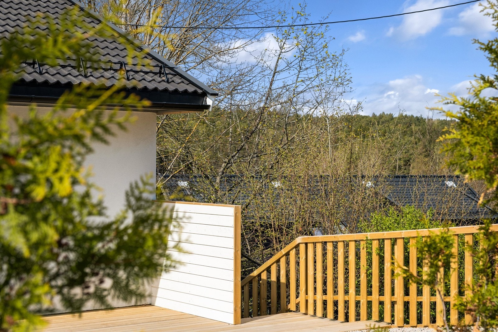 Ny gruset gangvei er anlagt direkte mellom Fagerliveien og utvendig trapp til hybelen. Galleribilde