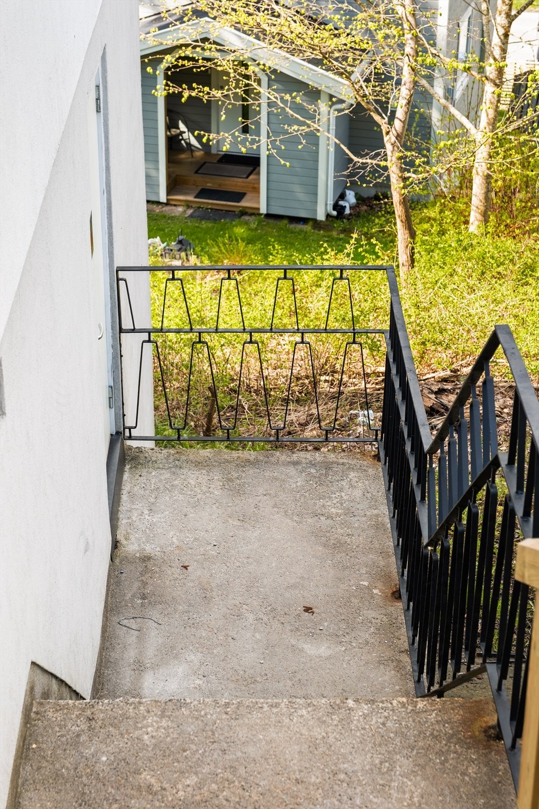 Til hybelen er det utvendig adkomst på trapp langs nordre gavlvegg. Galleribilde