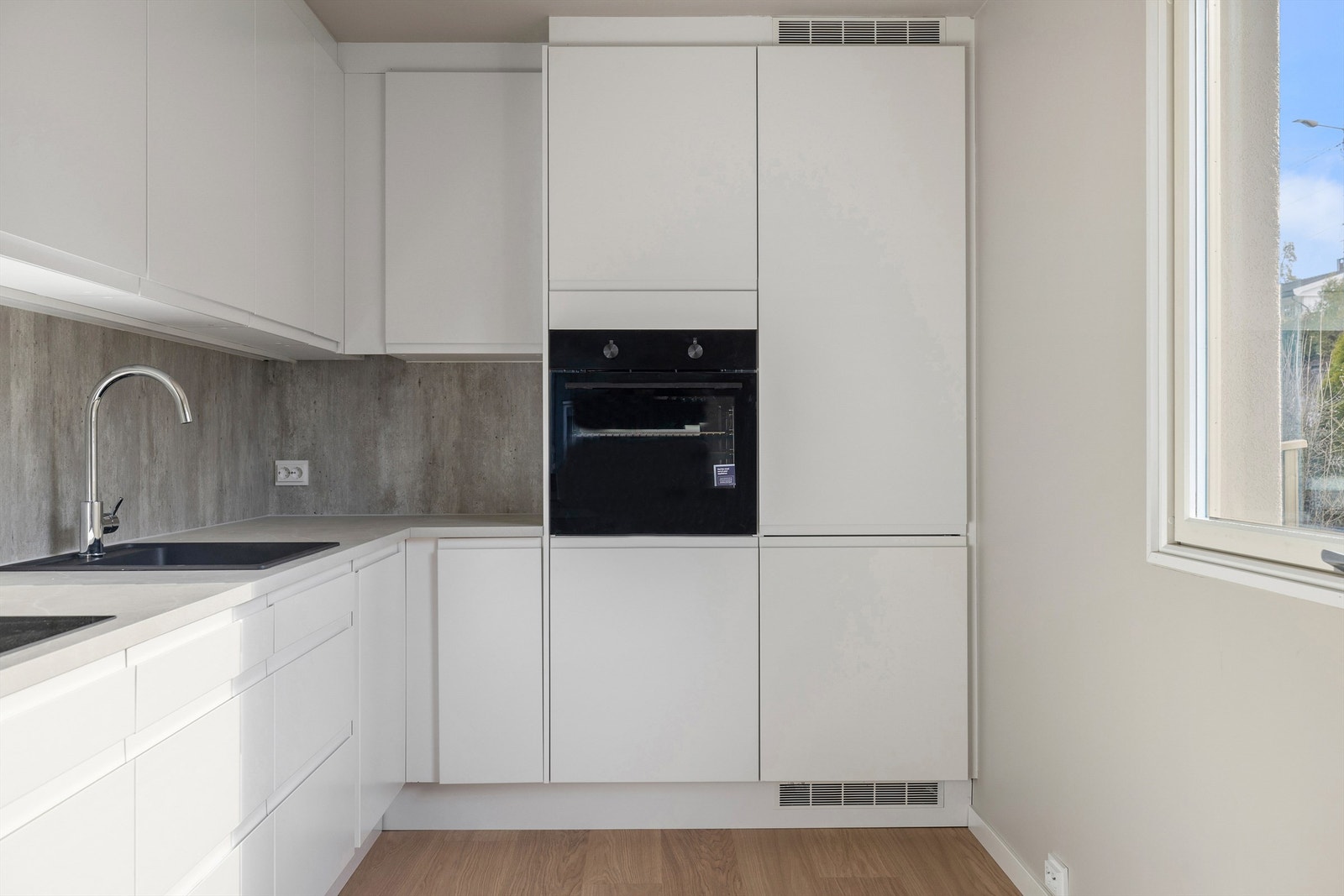 Nye er også hvitevarene som alle er integrert, stekeovnen i hendig benkehøyde. Galleribilde