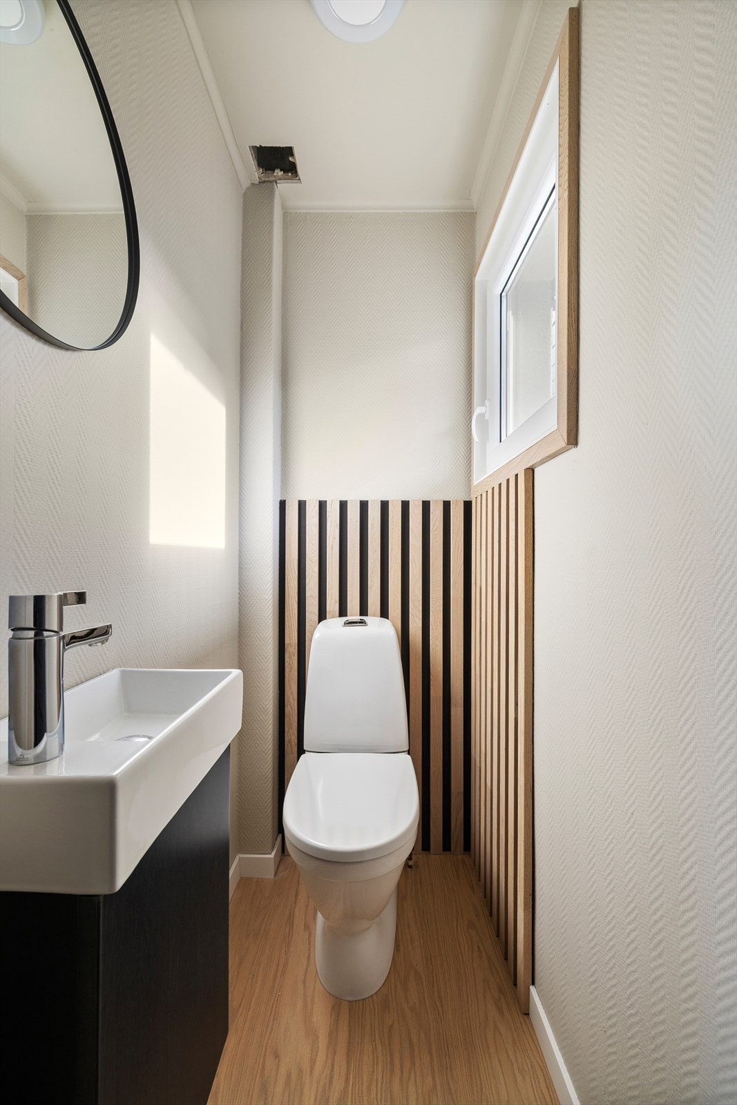 Hoveddelen inneholder i tillegg et toalettrom som også er pusset opp. Galleribilde