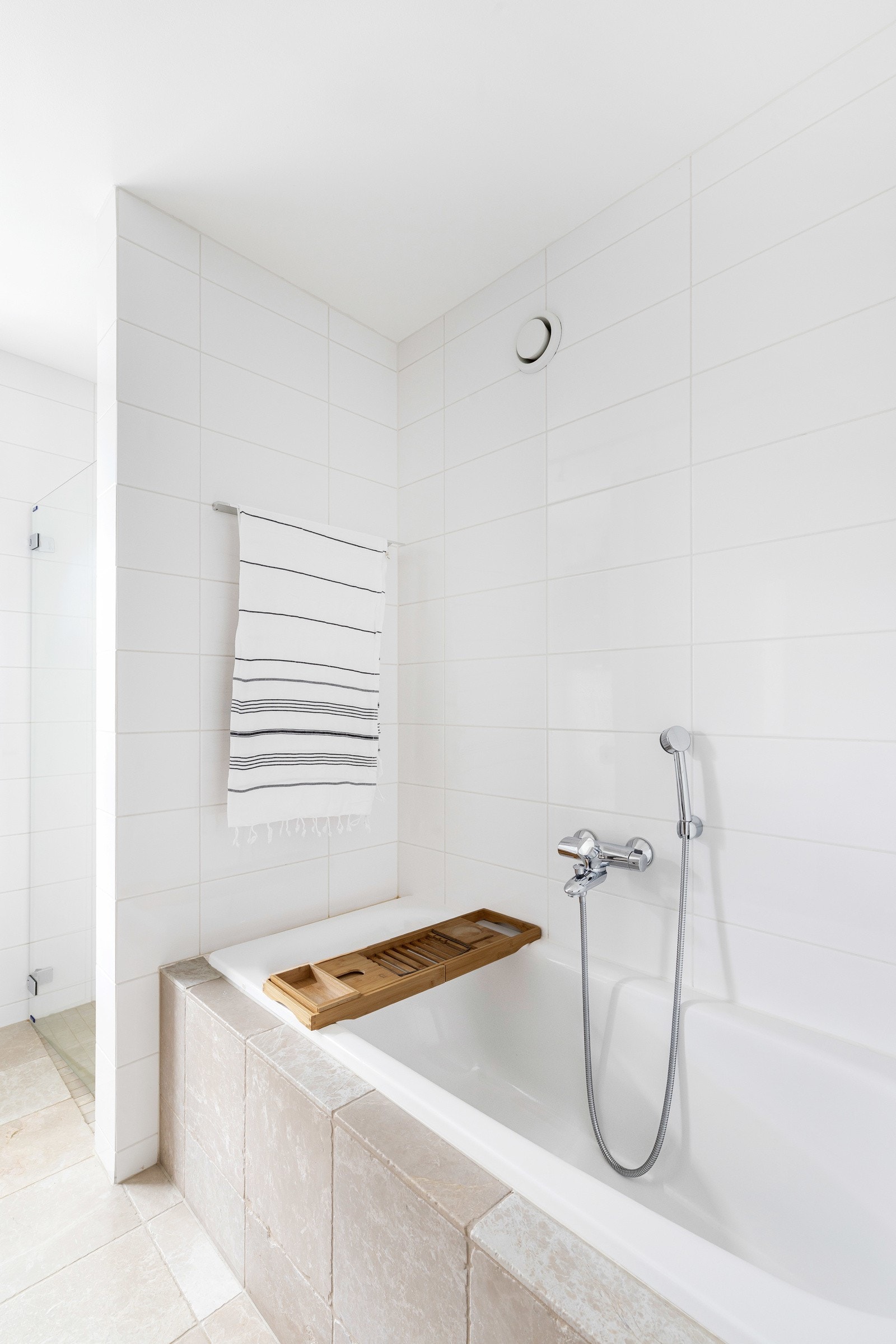 Stort bad med både dusj og badekar. Galleribilde