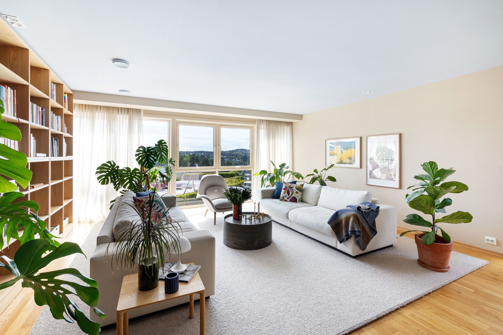 God plass til stor sofagruppe i stuen. Galleribilde