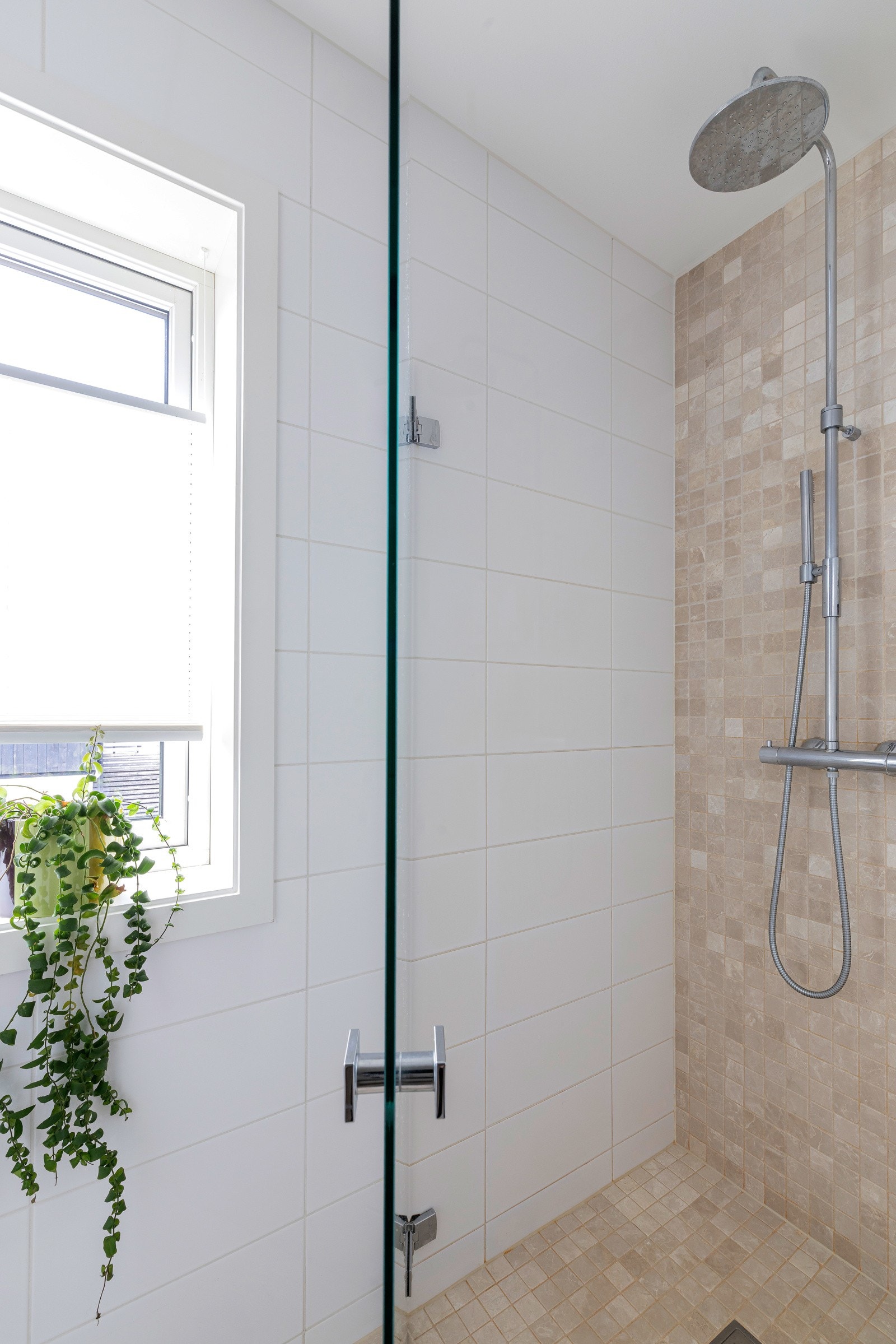 Stort bad med både dusj og badekar. Galleribilde