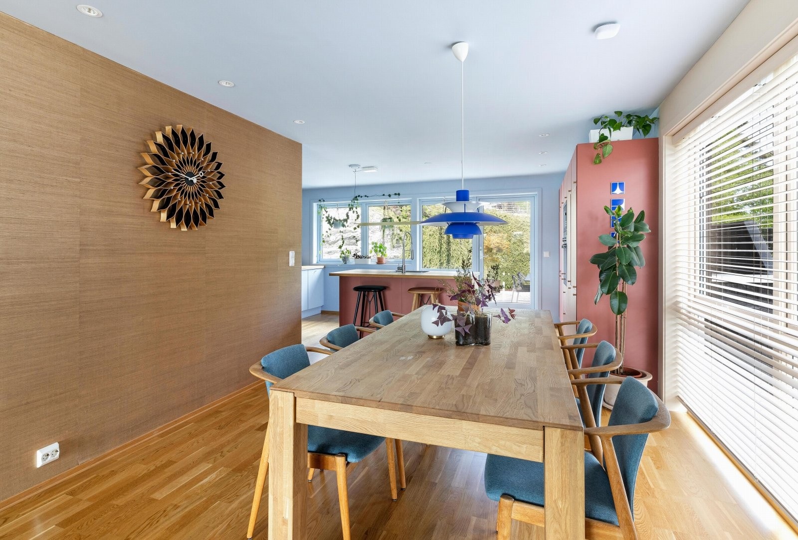 Romslig og gjennomgående lys stue, spisestue og kjøkkenløsning. Galleribilde