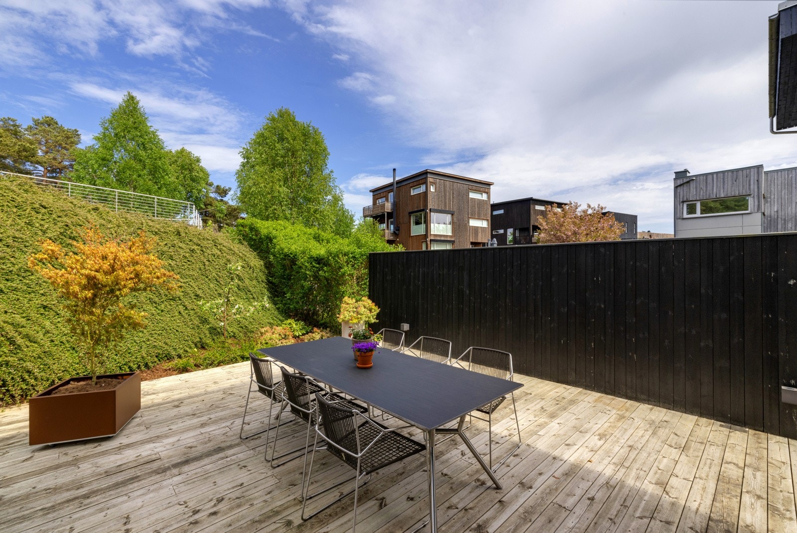 Stort, usjenert terrasseareal med god plass til flere sittegrupper. Galleribilde