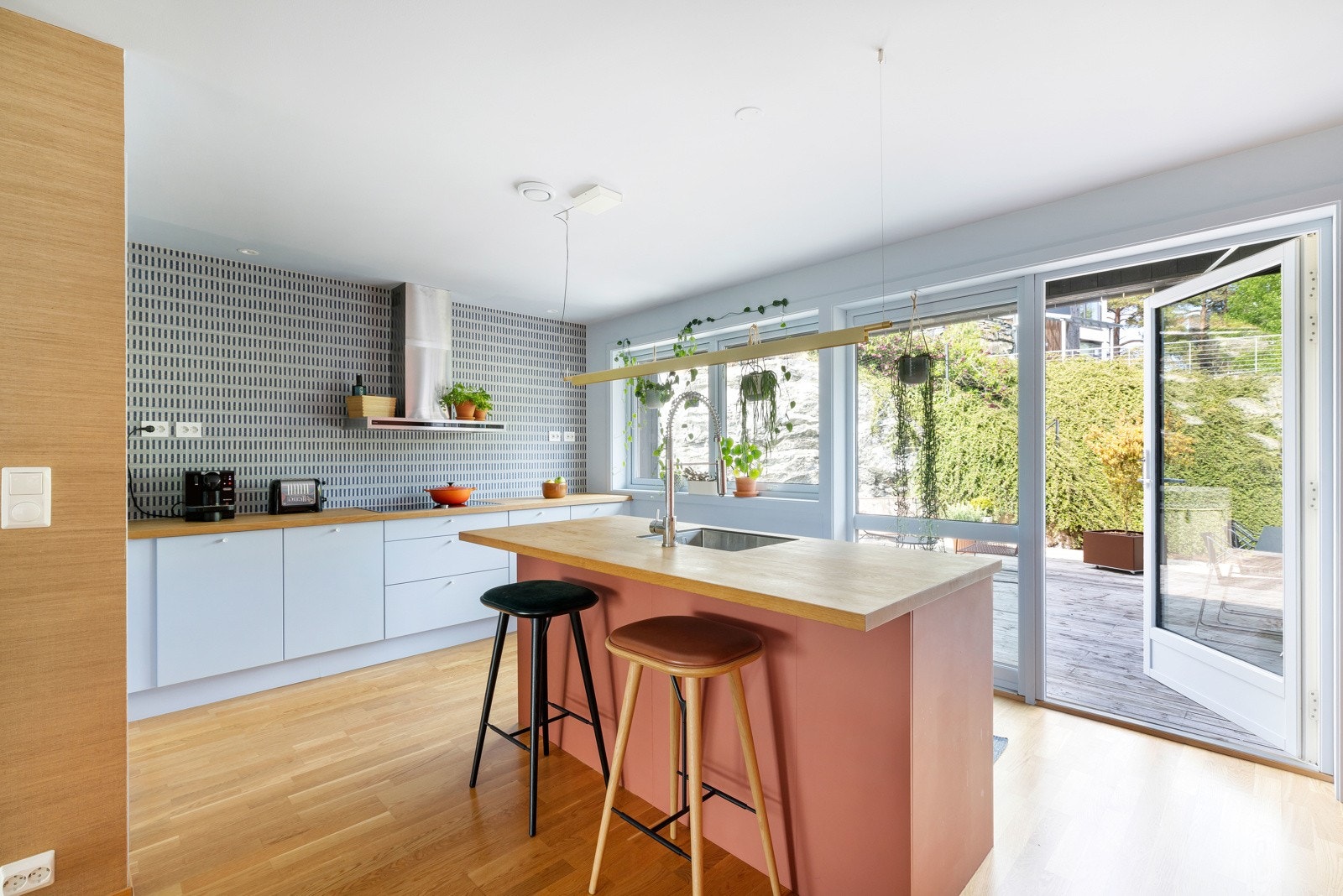 Fra kjøkkenet er det utgang til det store, usjenerte terrassearealet. Galleribilde