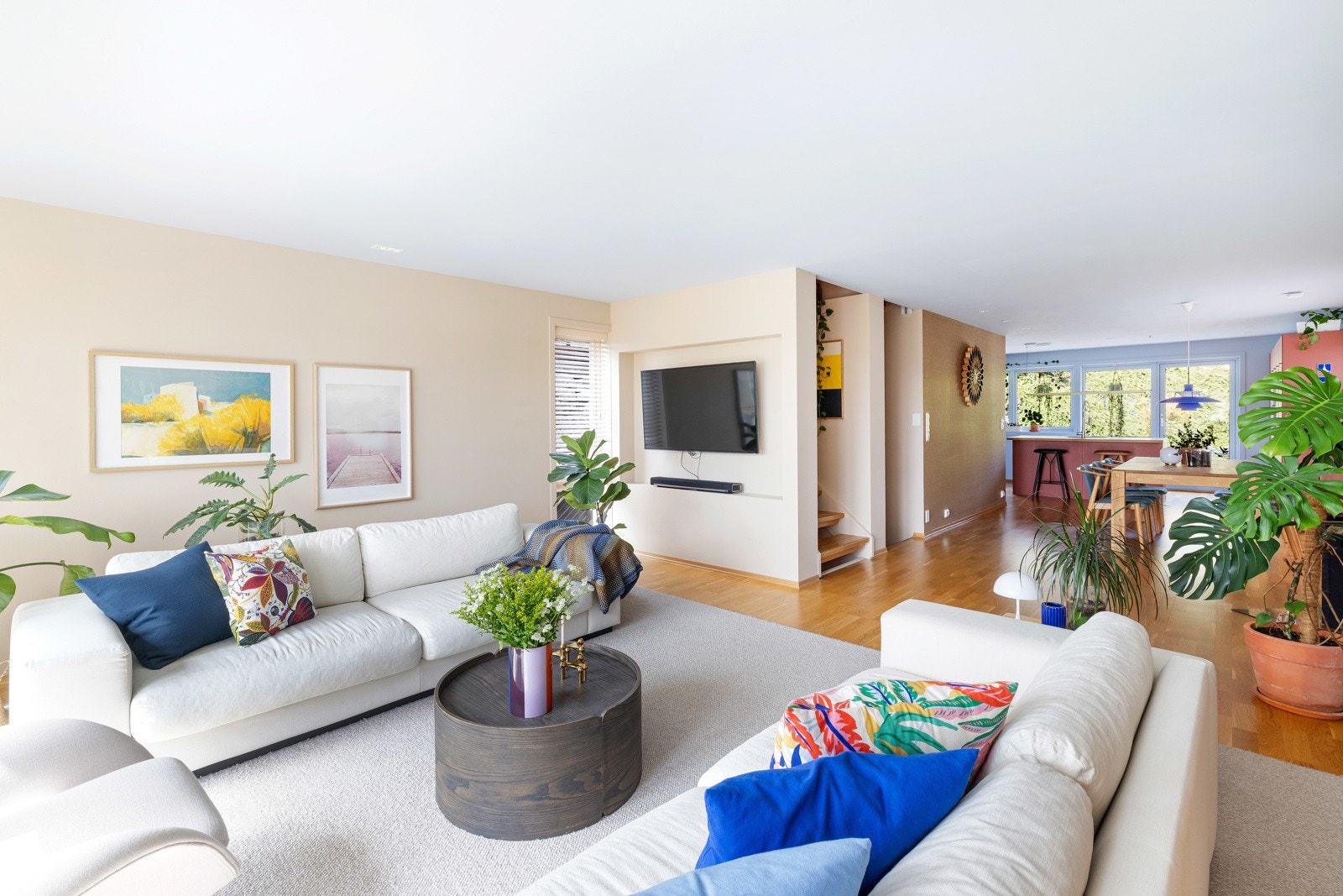 God plass til stor sofagruppe i stuen. Galleribilde