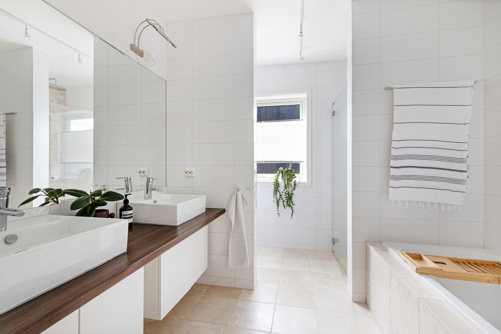 Stort bad med både dusj og badekar. Galleribilde