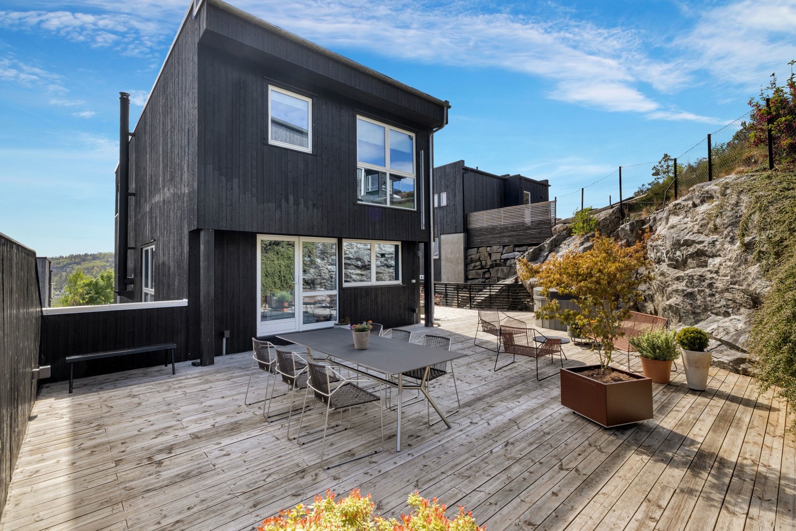 Boligen har store terrasseareal med god plass til flere sittegrupper. Galleribilde