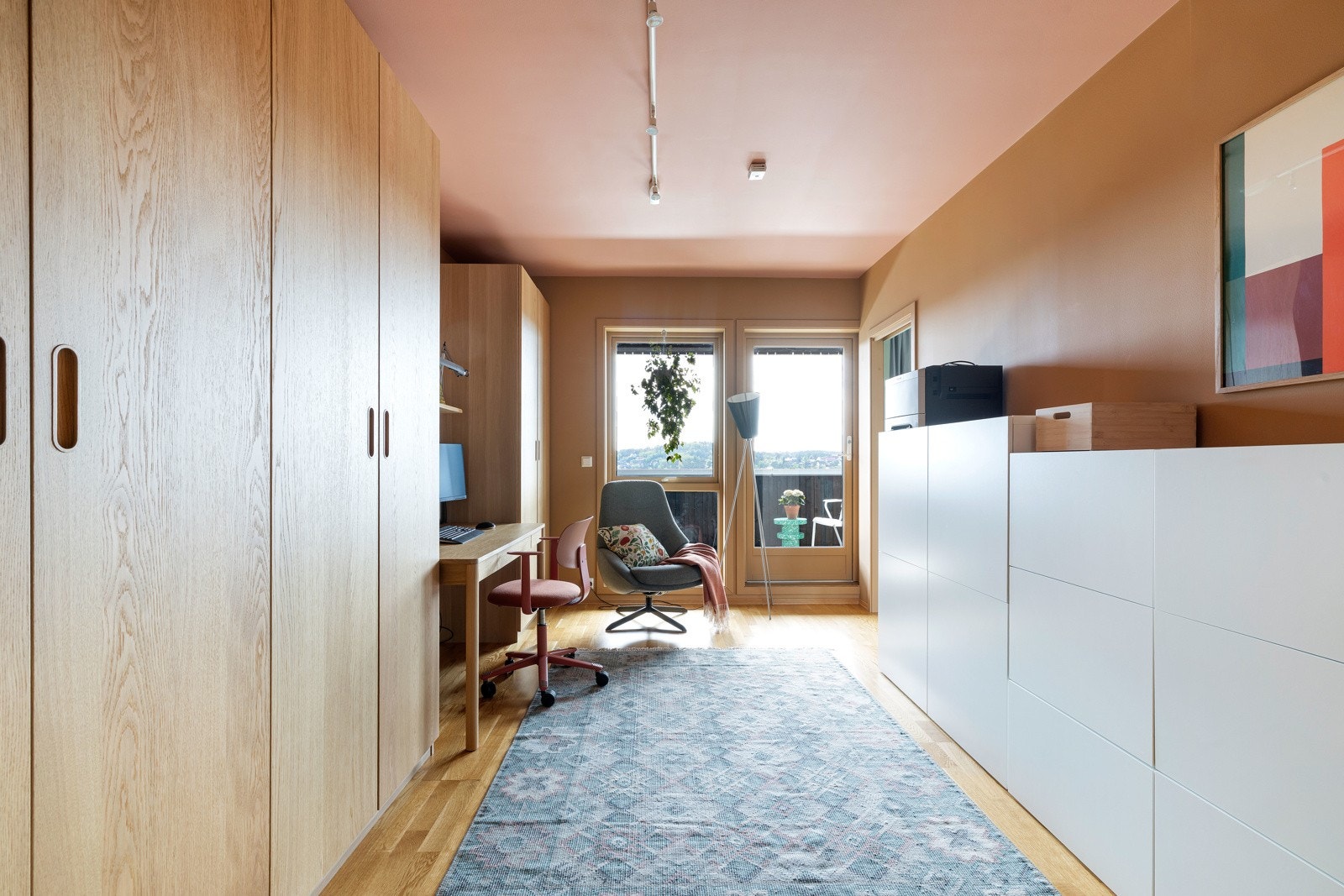 Stue med garderobeskap. Galleribilde