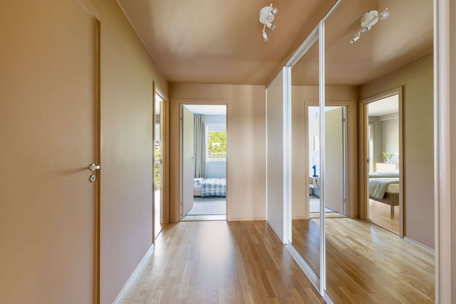 Trappegang med skyvedørsgarderobe. Galleribilde